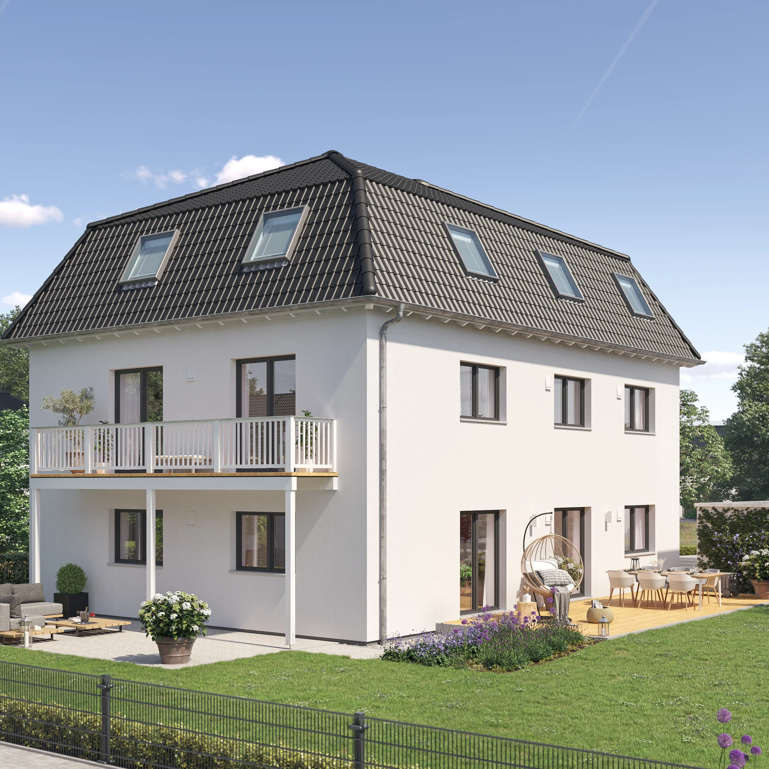 Modernes Einfamilienhaus mit Mansarddach, mehreren Dachfenstern und Balkon. Terrasse mit Außenmöbeln und einem Hängekorbsessel.