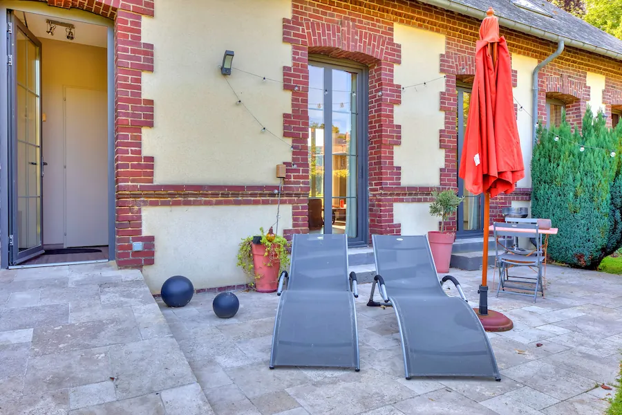 Terrasse indépendante avec transats au cottage Le Tréport à la Villa Argonne en Normandie