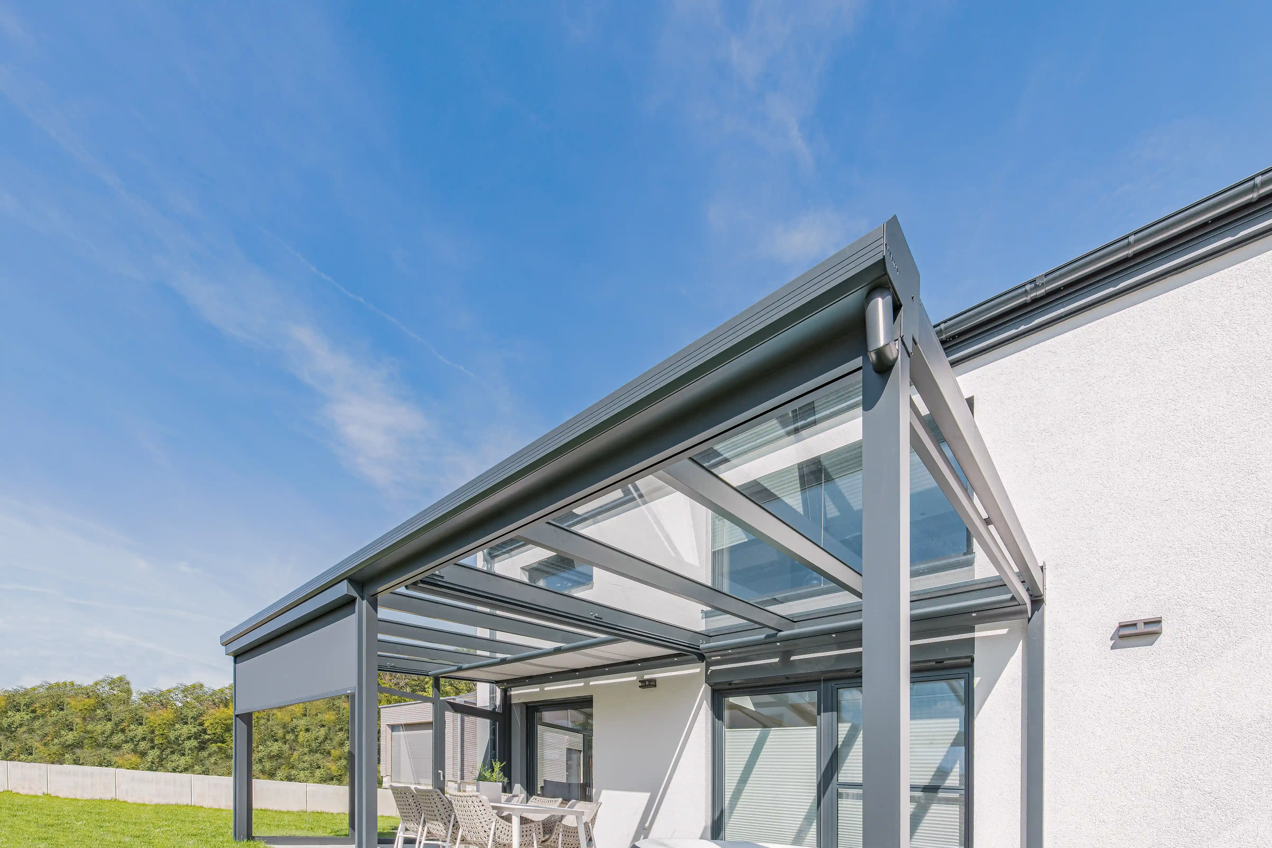 Terrassendach mit heruntergelassenen Senkrechtmarkisen