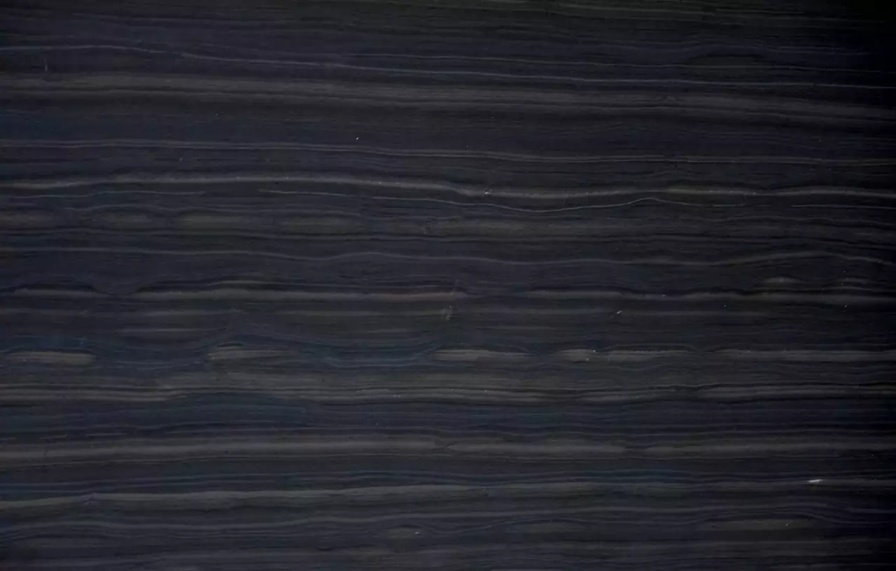 Marmo effetto legno Wooden Black, venature scure su fondo nero intenso e texture naturale.