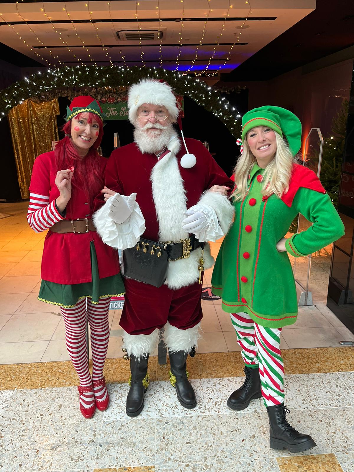 Kerstman met kerstelfen