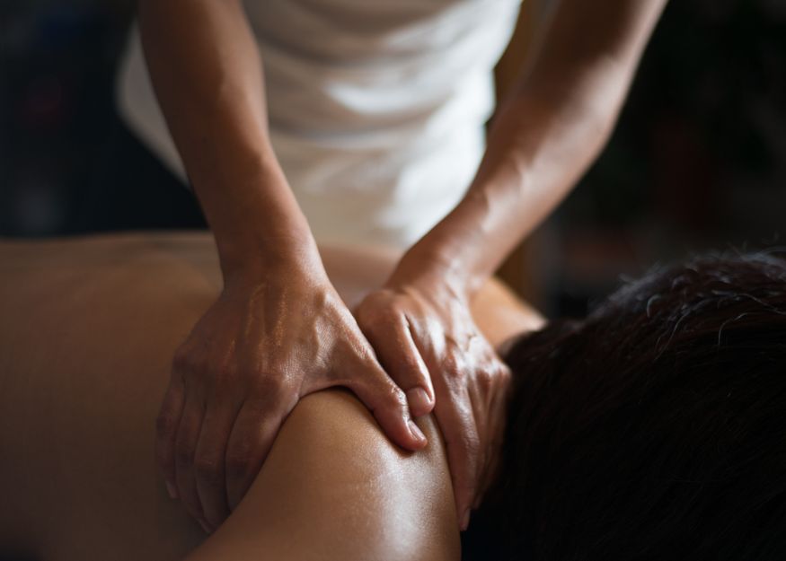 massage des épaules favorisant la détente et le relâchement des tension.