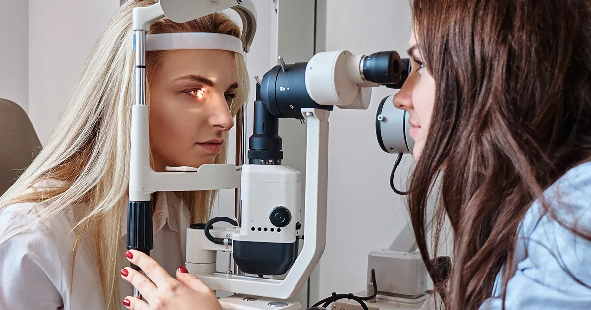 En øyelege foretar kontroll av et øye for å sjekke etter grønn stær.