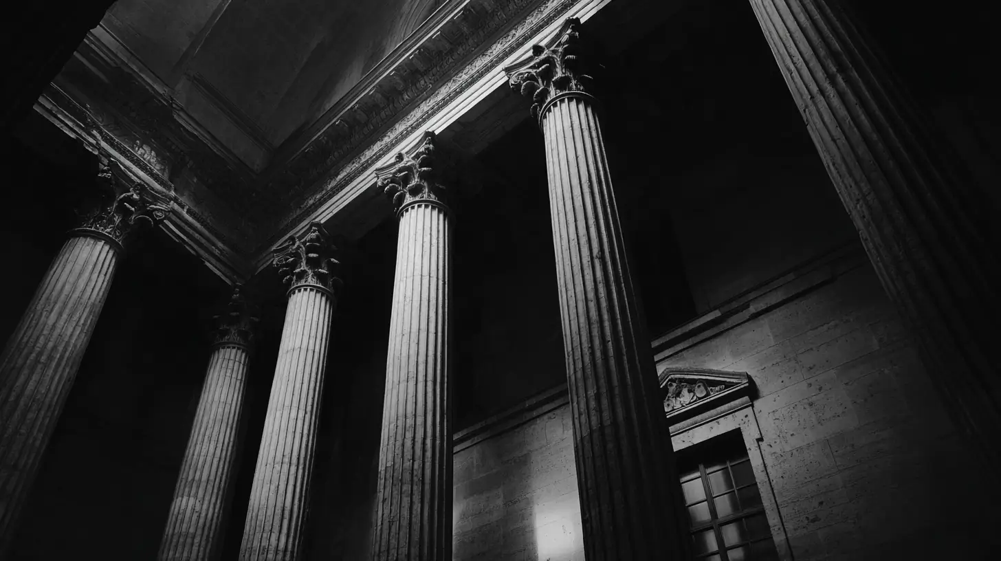 Colonnes monumentales vues en contre-plongée dans un bâtiment public français, architecture judiciaire ou administrative en noir et blanc.