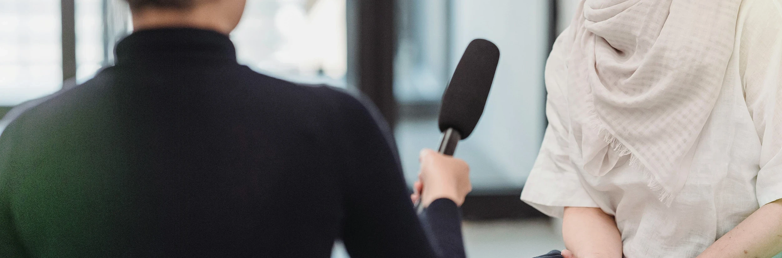 Mehrere Journalisten und Kameras