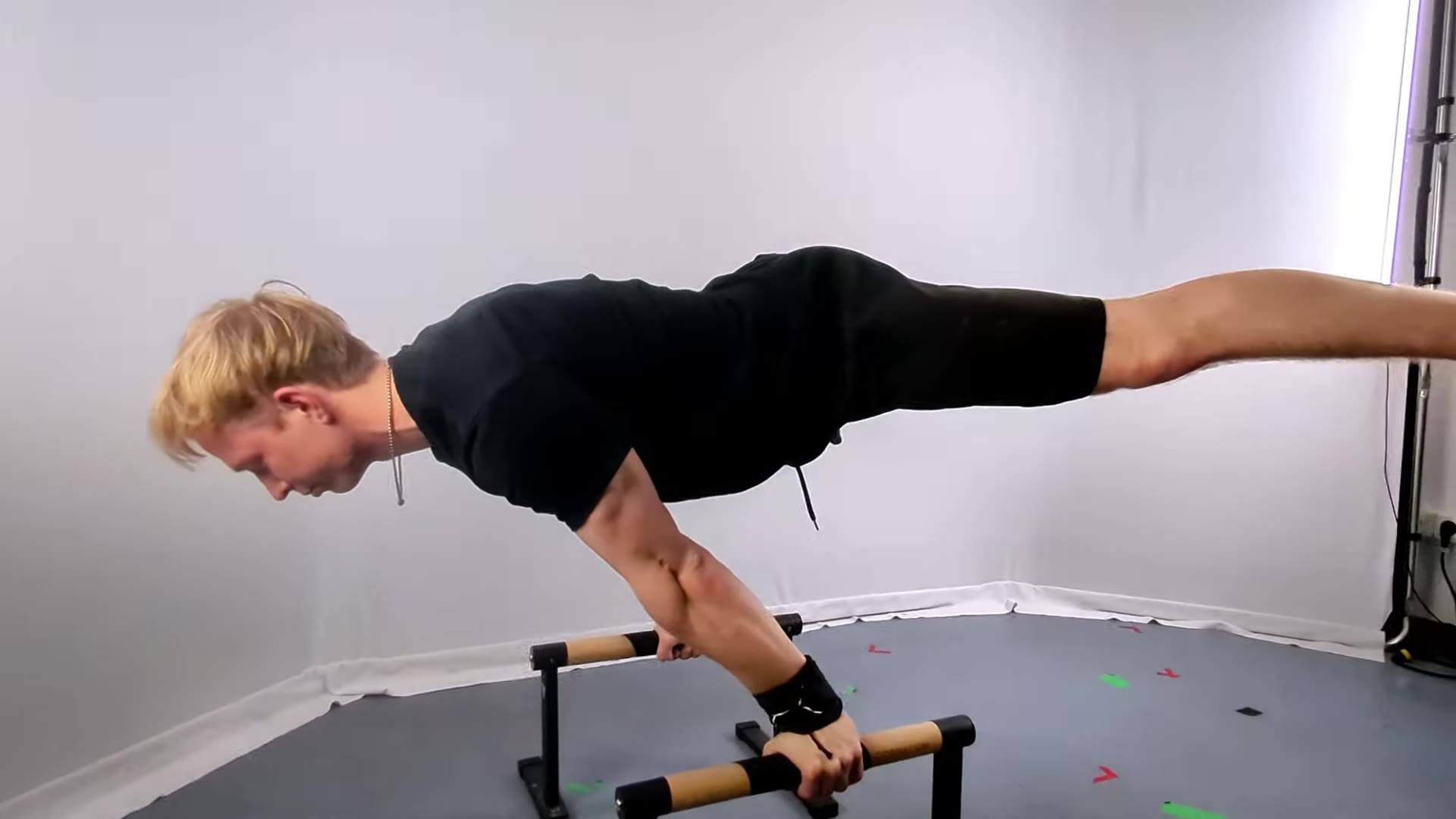 Slow Straddle Planche Push Up