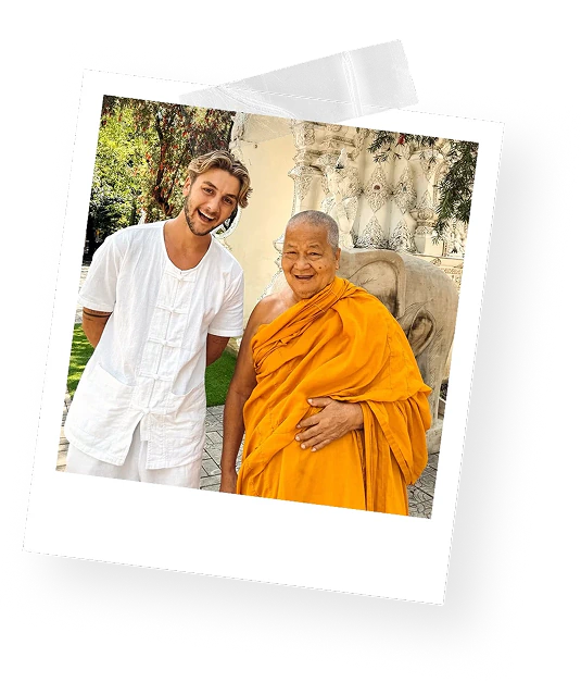 Lee Hutchinson posing with Monk