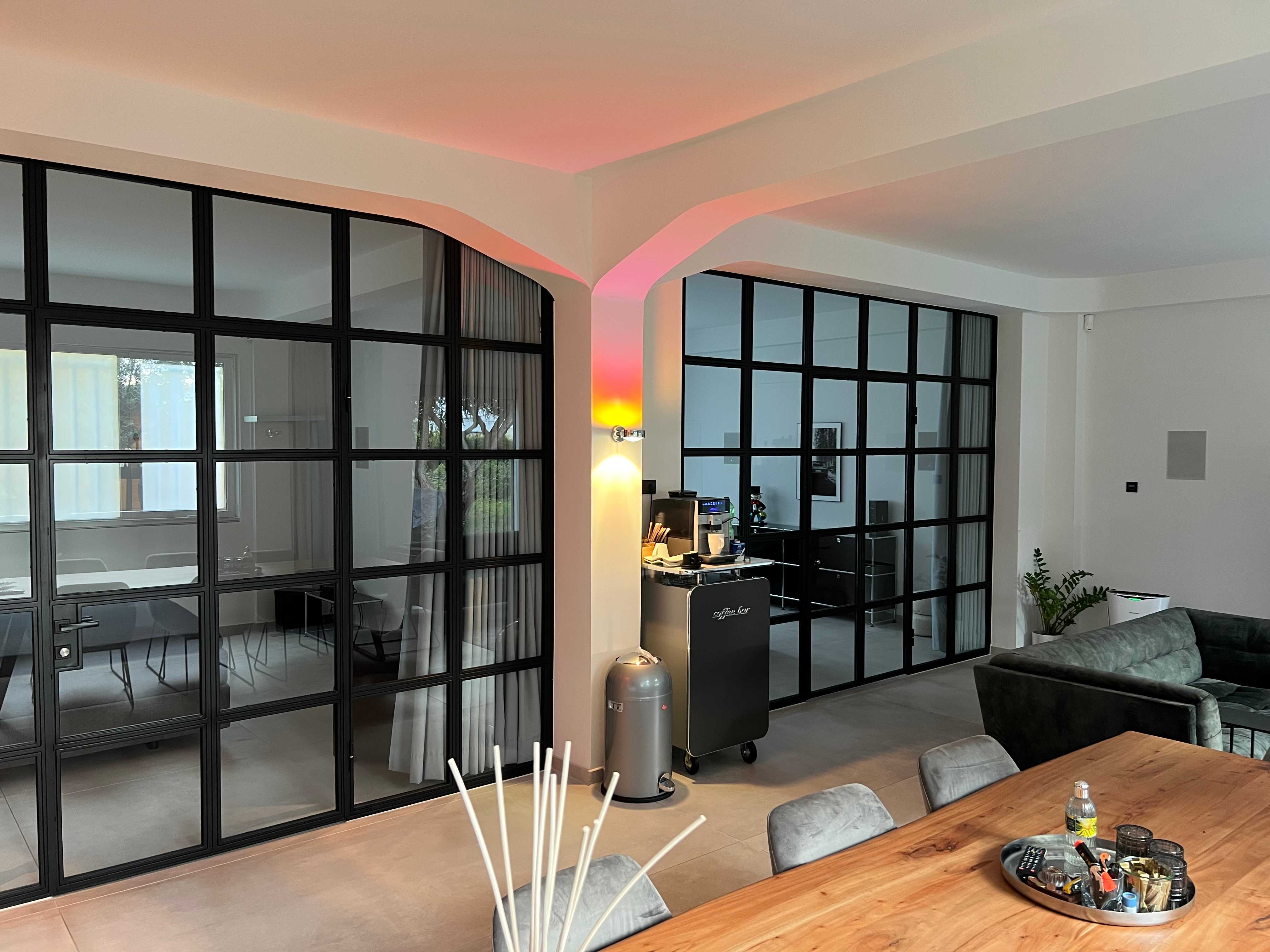 Modernisierte Wohnung in der Dürener Straße in Köln-Lindenthal nach der Renovierung durch AS Projekte – hochwertig sanierter Wohnraum mit stilvoller Einrichtung und Glaswand.