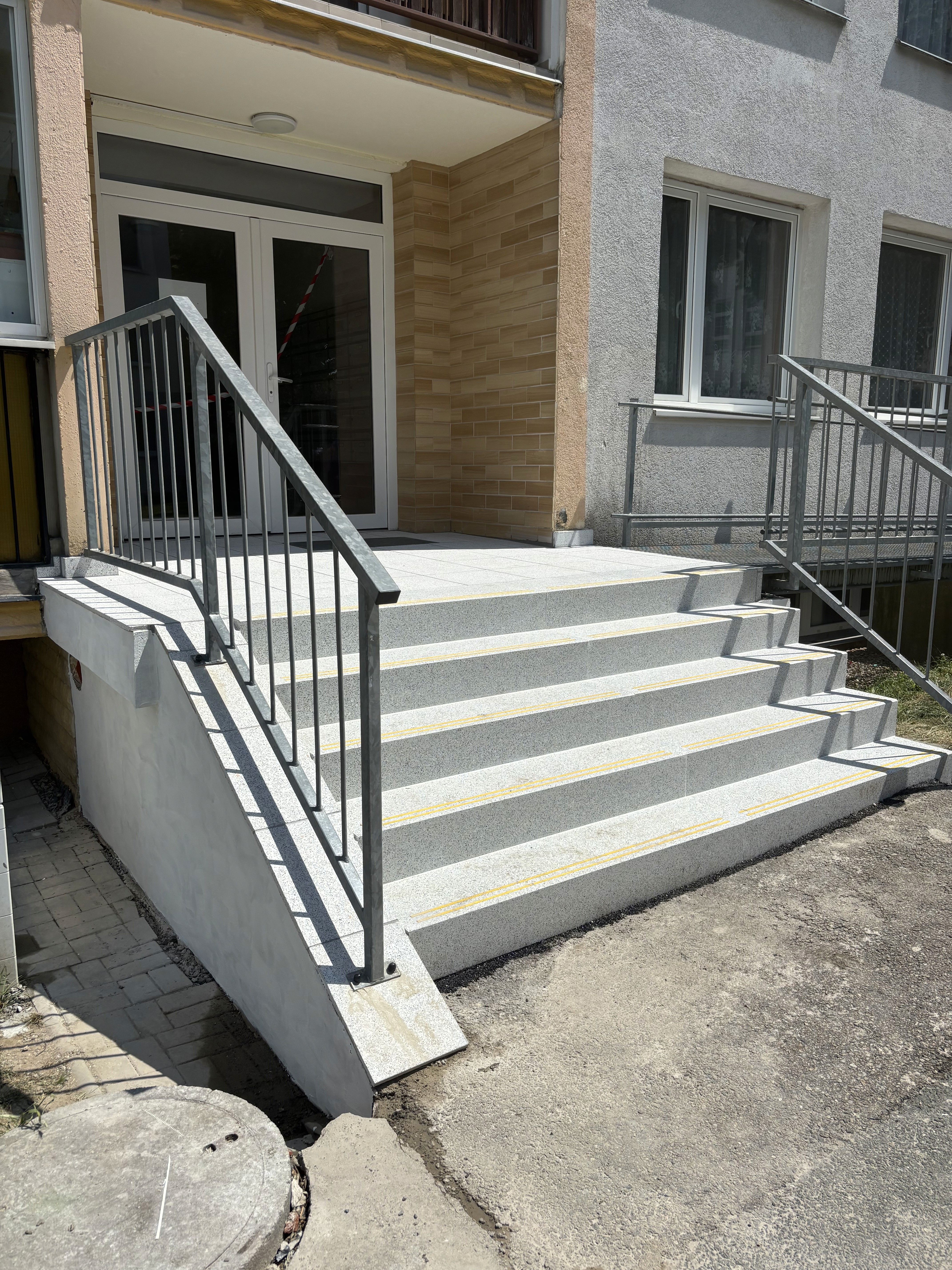 Rekonstrukce vstupních schodišť