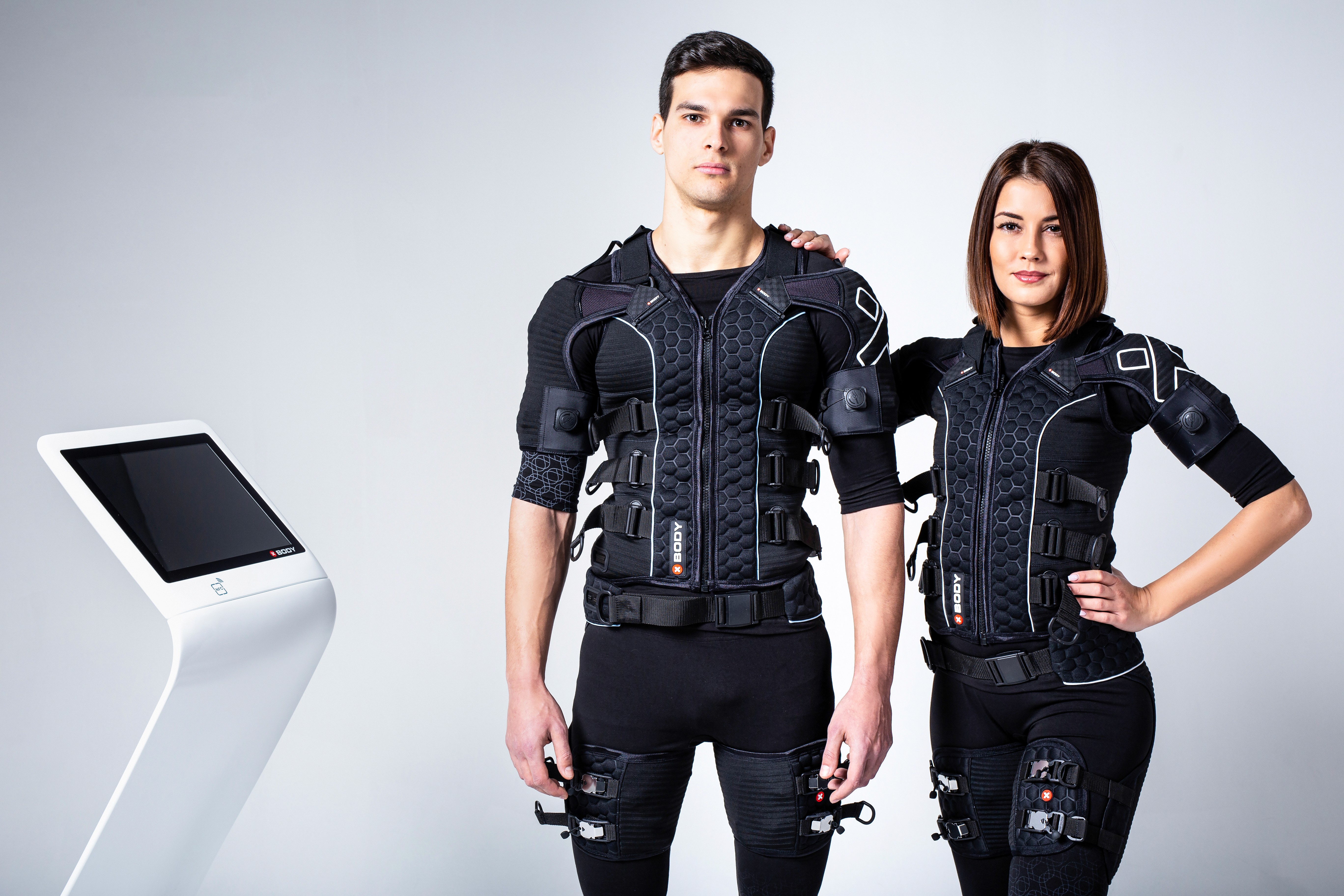 Trainingsartner im EMS Anzug in Pose