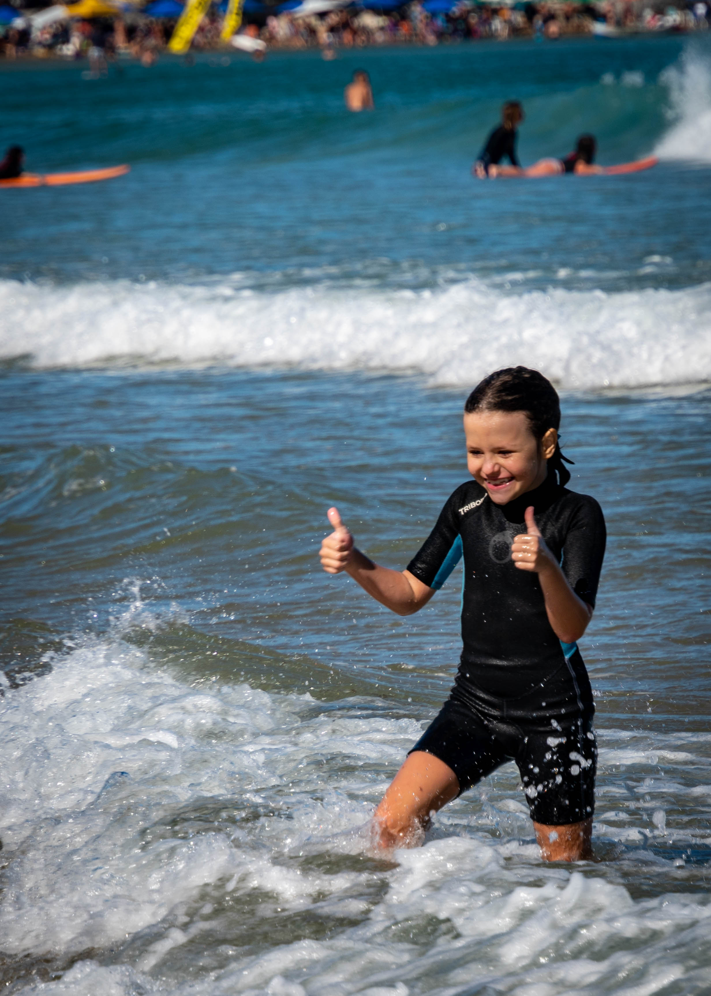 Garotinha com polegar para cima