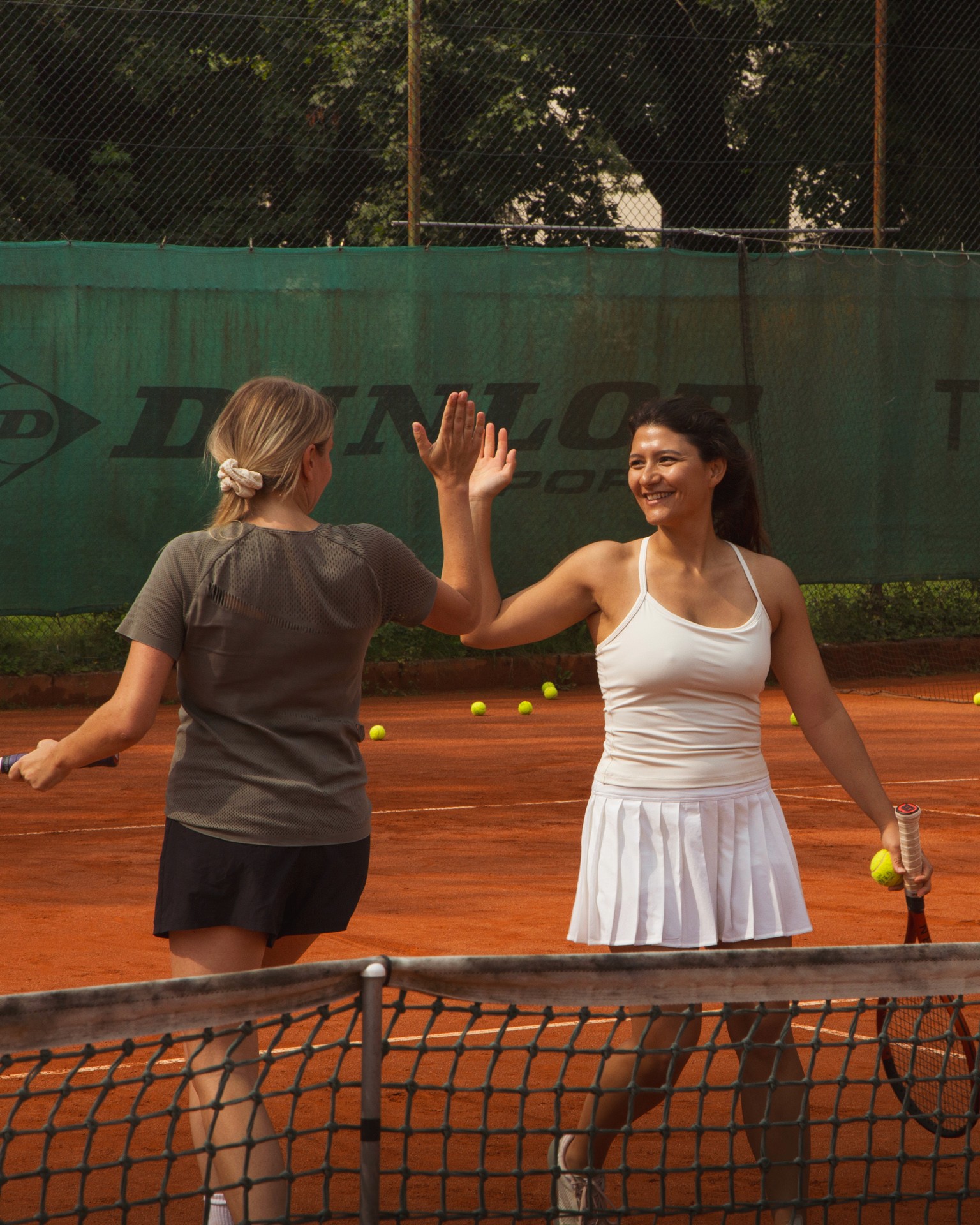 Tennismeisterei Tennistraining: Eine Teilnehmer und Teilnehmerinnen Gruppe