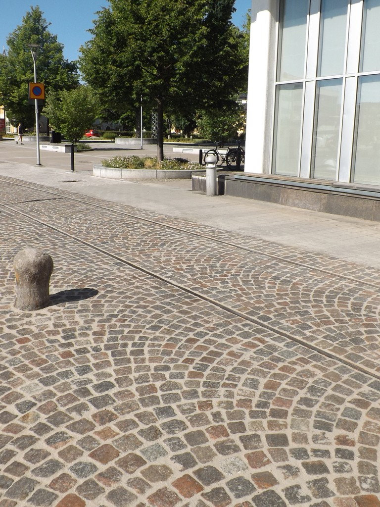 Pavimento de pedra em padrão de mosaico.