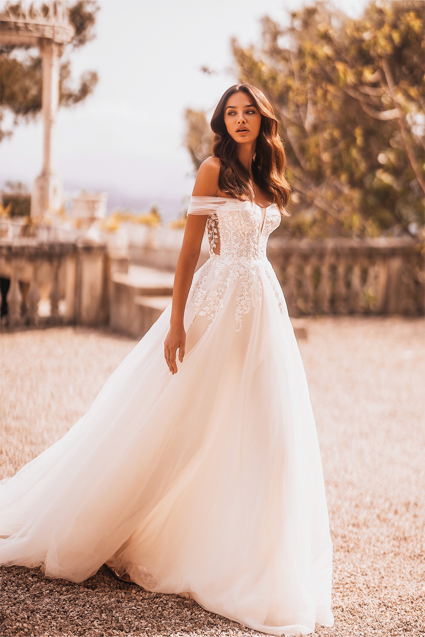 Spitzenkleid mit Carmen-Ausschnitt und transparenten Ärmeln