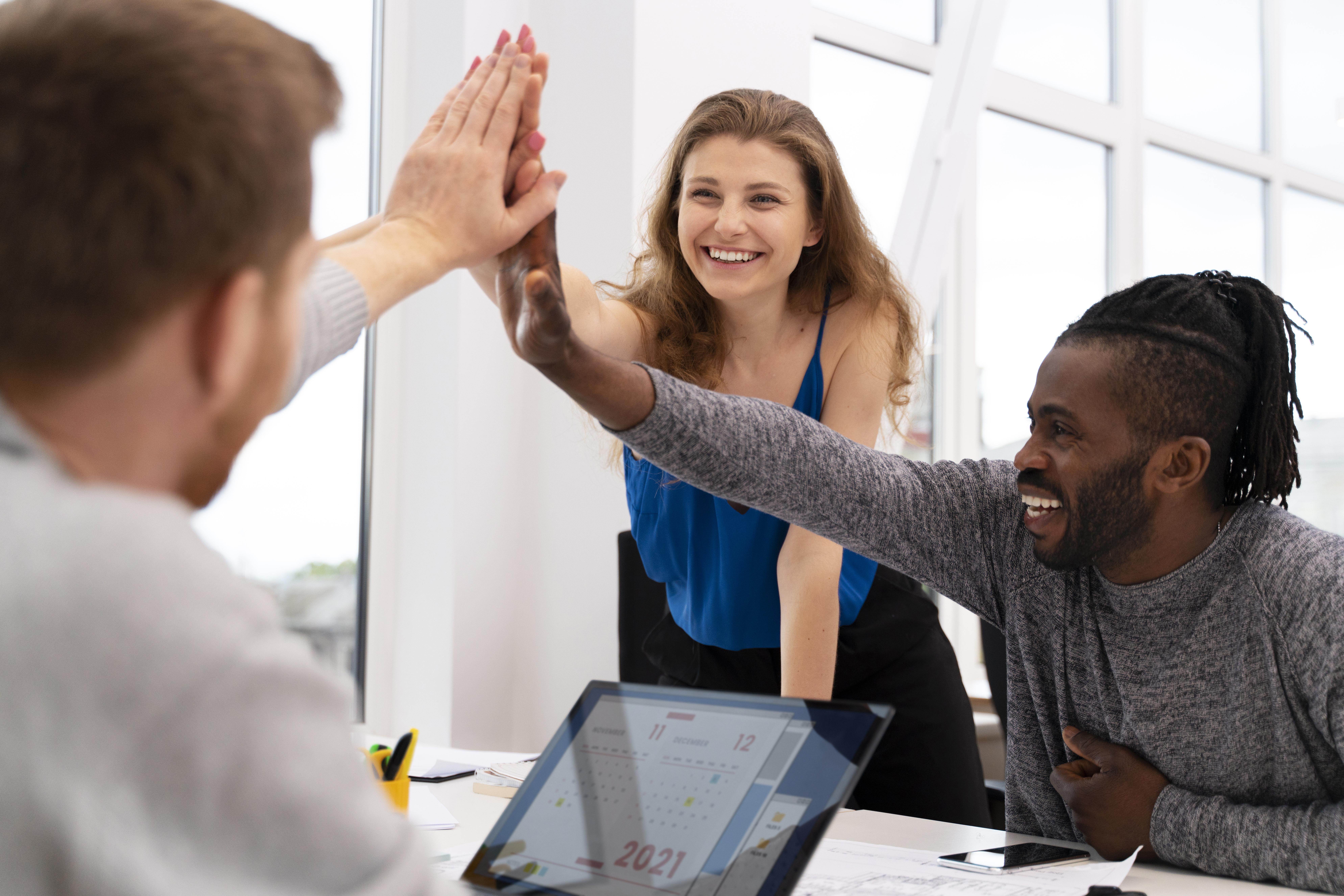Femme et hommes qui connaissent leurs valeurs professionnelles et sont heureux au travail