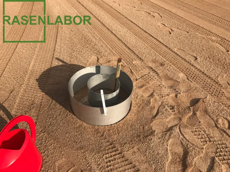 Qualitätskontrolle beim Sportplatzbau vor Ort