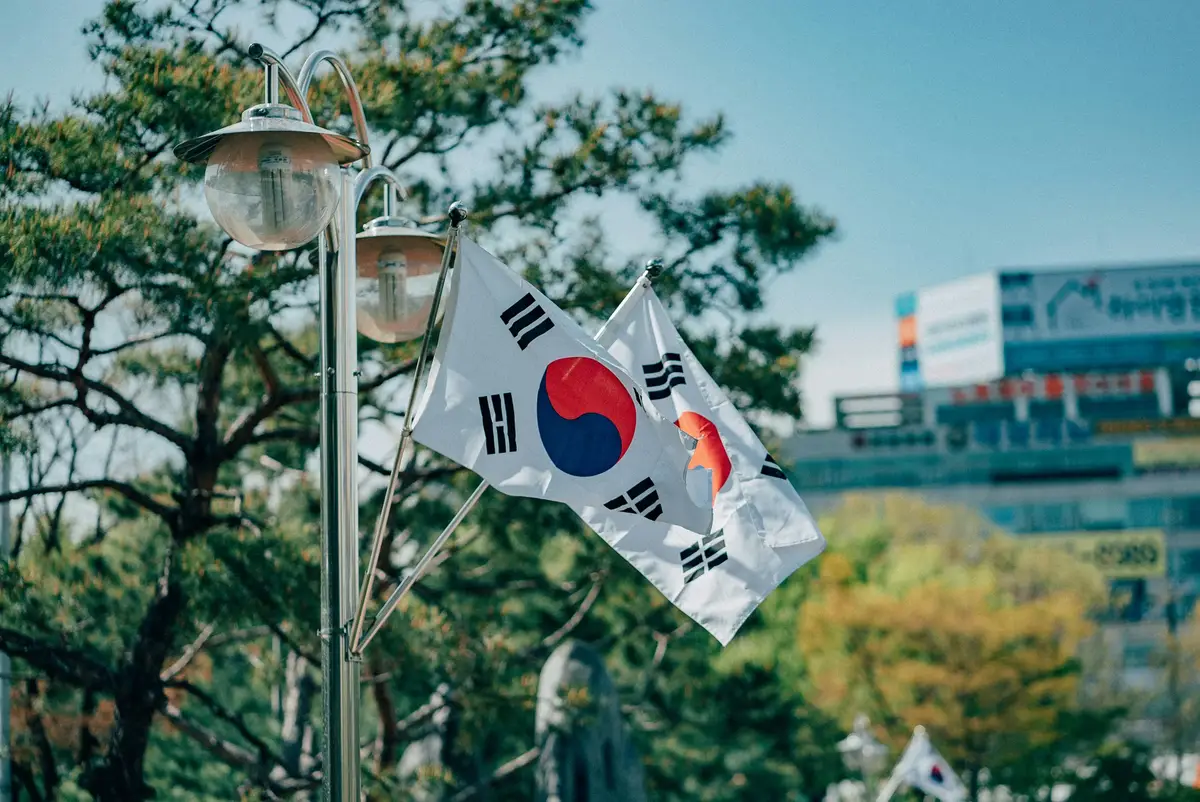 Banderas de Corea del Sur ondeando en un farol en un parque de la ciudad