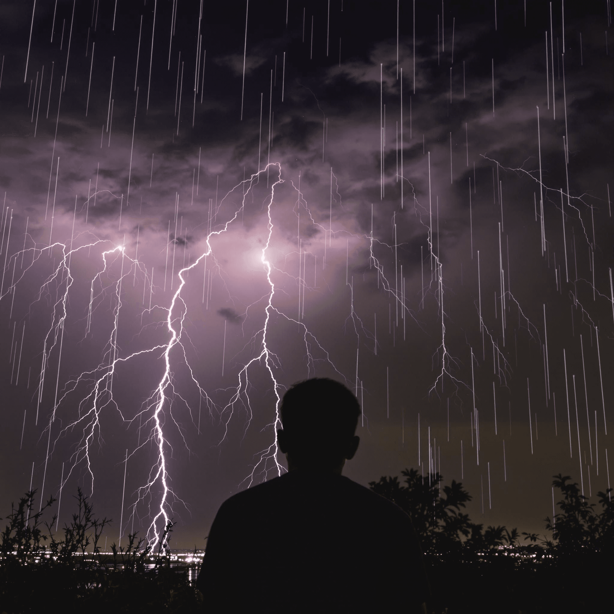 Una persona observando una tormenta eléctrica, representando los cambios/oportunidades que vienen en la IA para el aprendizaje en línea.