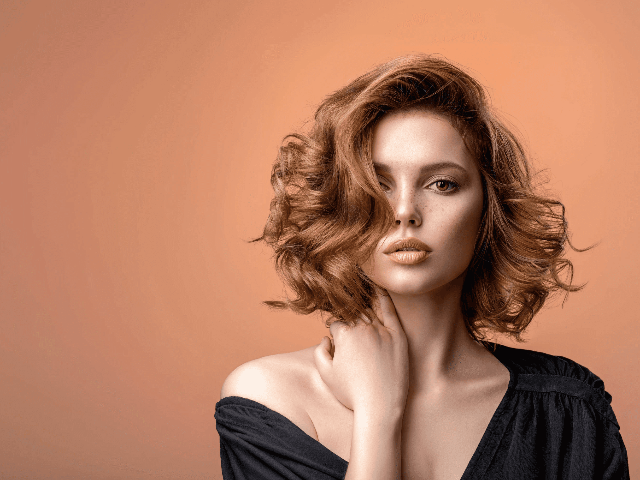 Portret van een vrouw met lange rode haren 