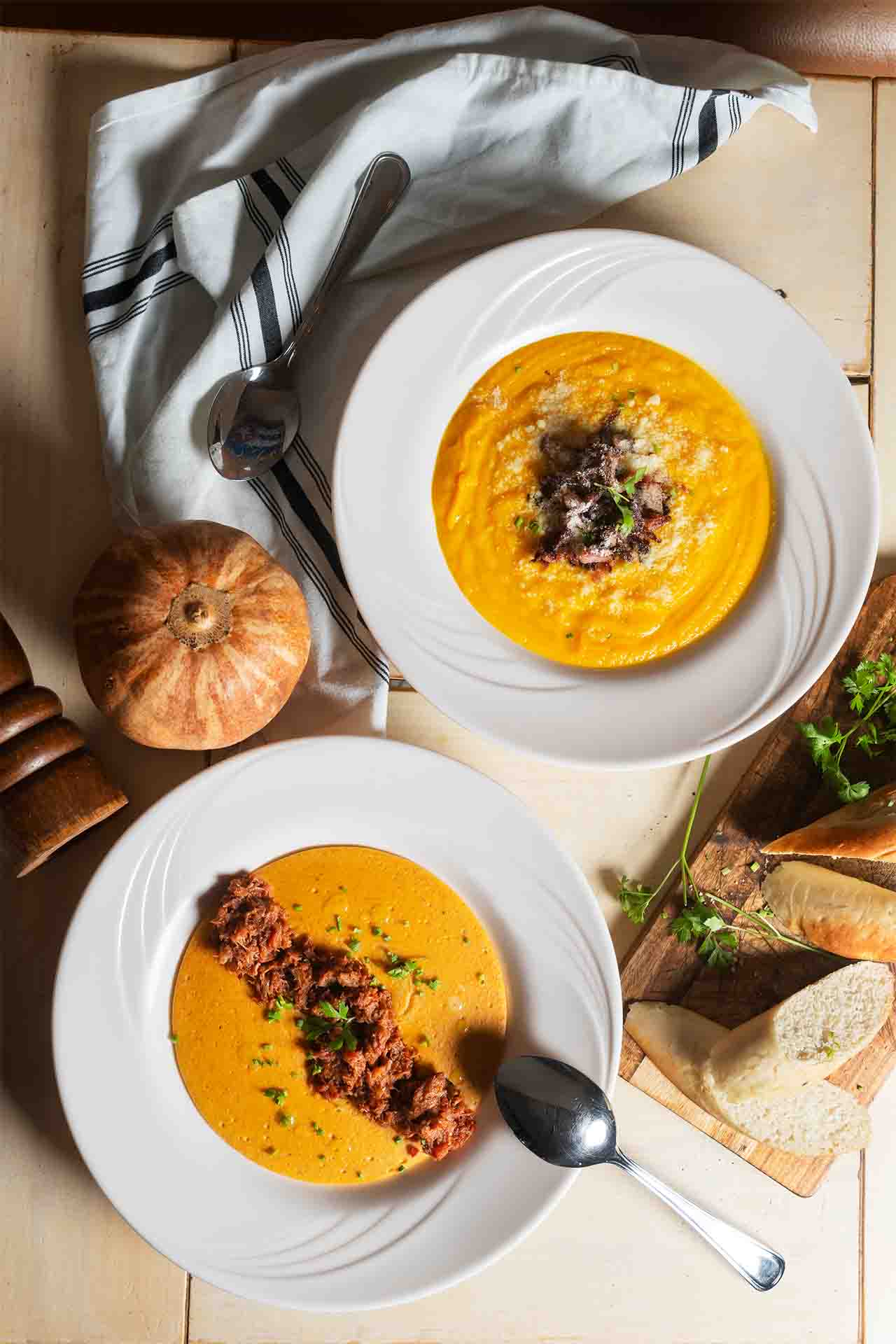 Crema de maíz y cangrejo y Crema de calabaza con queso parmesano y bacon
