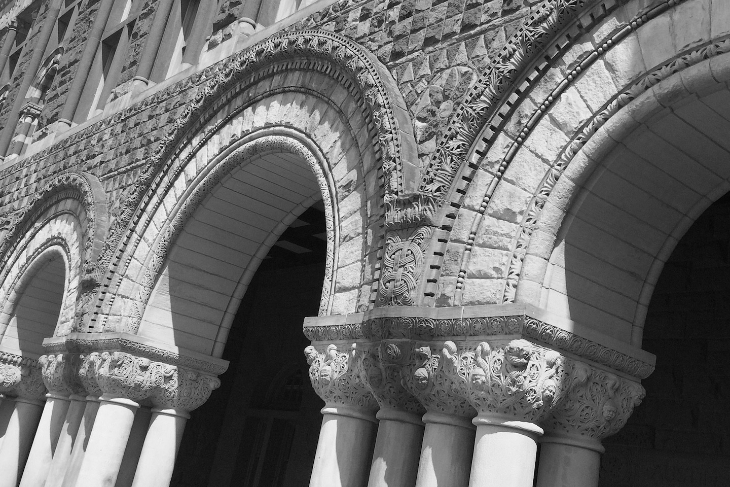 Ein Bild von Säulen eines Harvardgebäudes