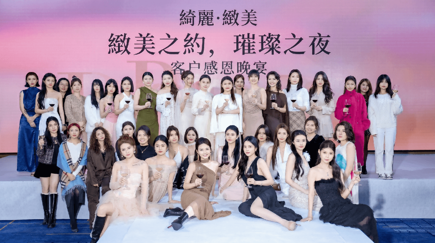 BW Event 360 策劃的客戶感恩晚宴，嘉賓於精緻舞台前大合照，展現專業香港市場推廣活動及企業活動成果。