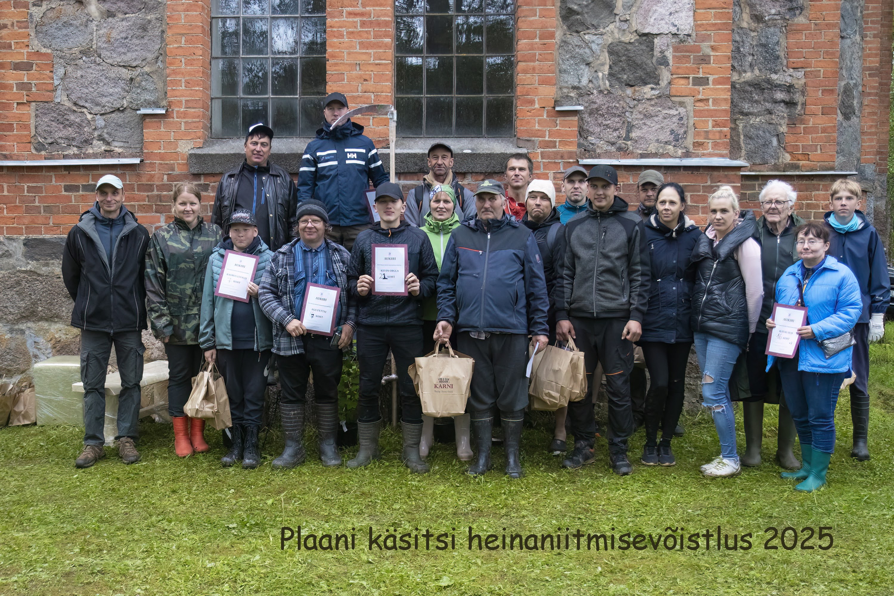 Plaani käsitsiheinaniitmise võistlus 2027 osalejad ja võitjad. Foto Ain Piir