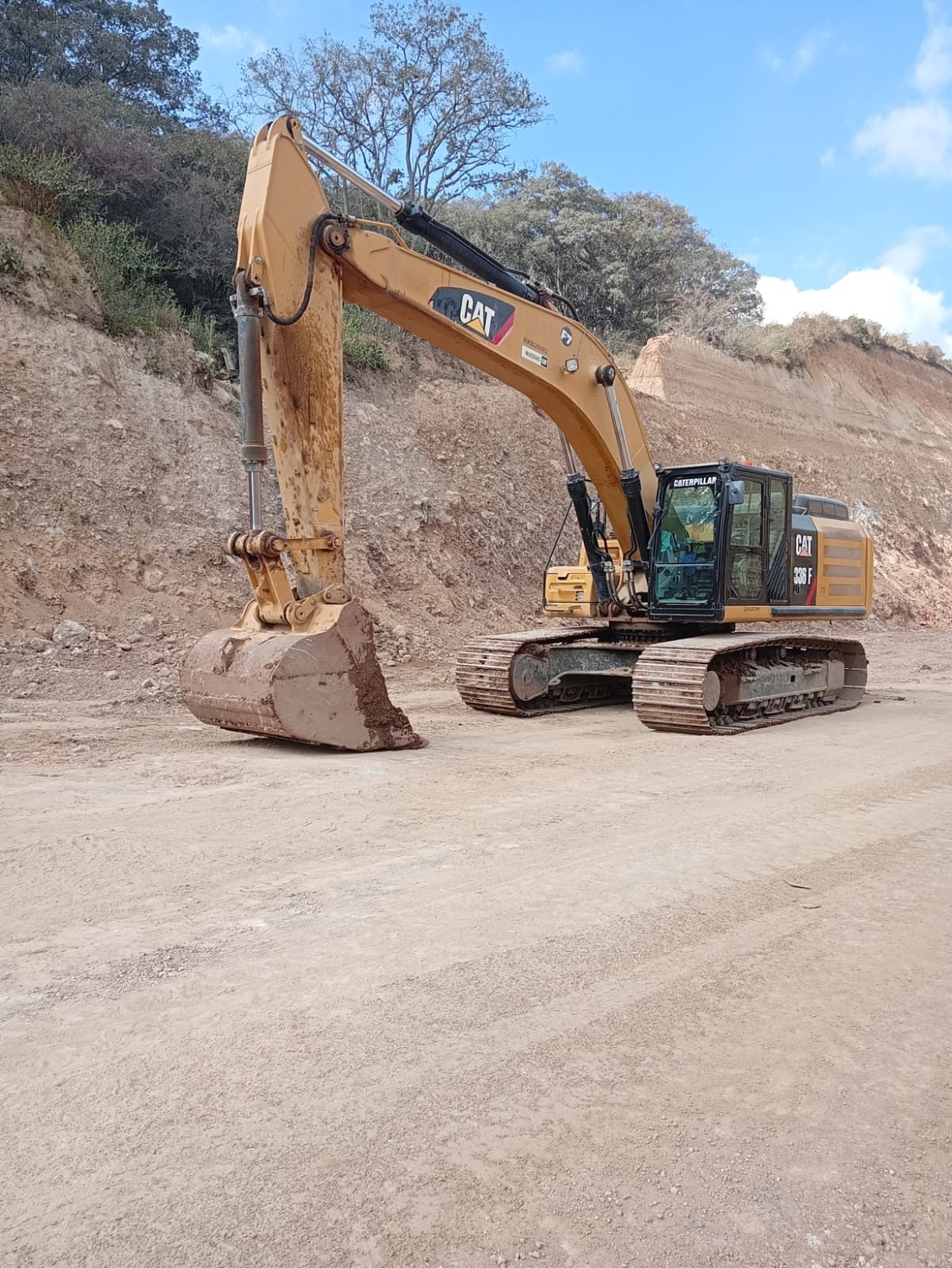 excavadora en movimiento