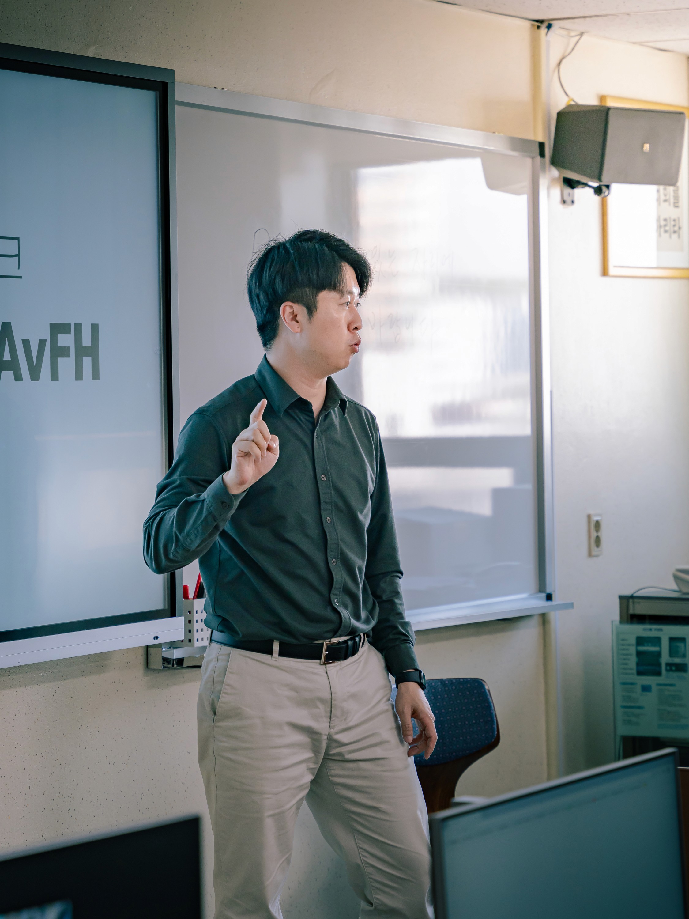 Microsoft M365 MVP Award 7년 연속 수상자인 워크스마트 이지훈 대표가 PPT 제작 초보인 학생을 대상으로 파워포인트 프레젠테이션 활용 스킬을 설명하는 강연 장면