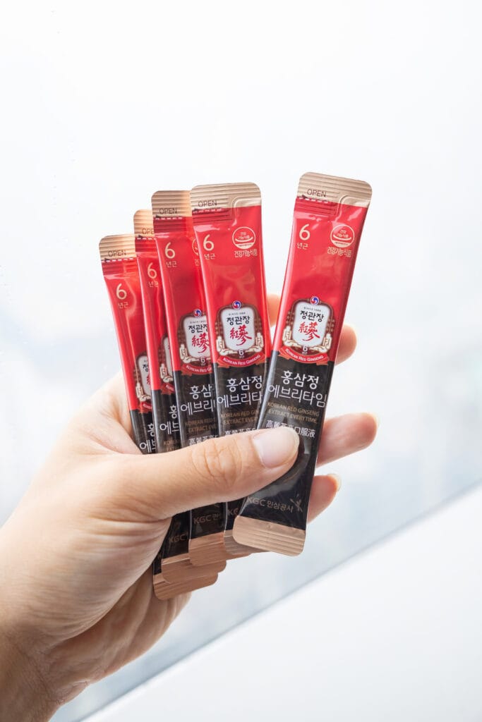Bàn tay cầm nhiều gói 정관장 홍삼정 에브리타임 dạng stick