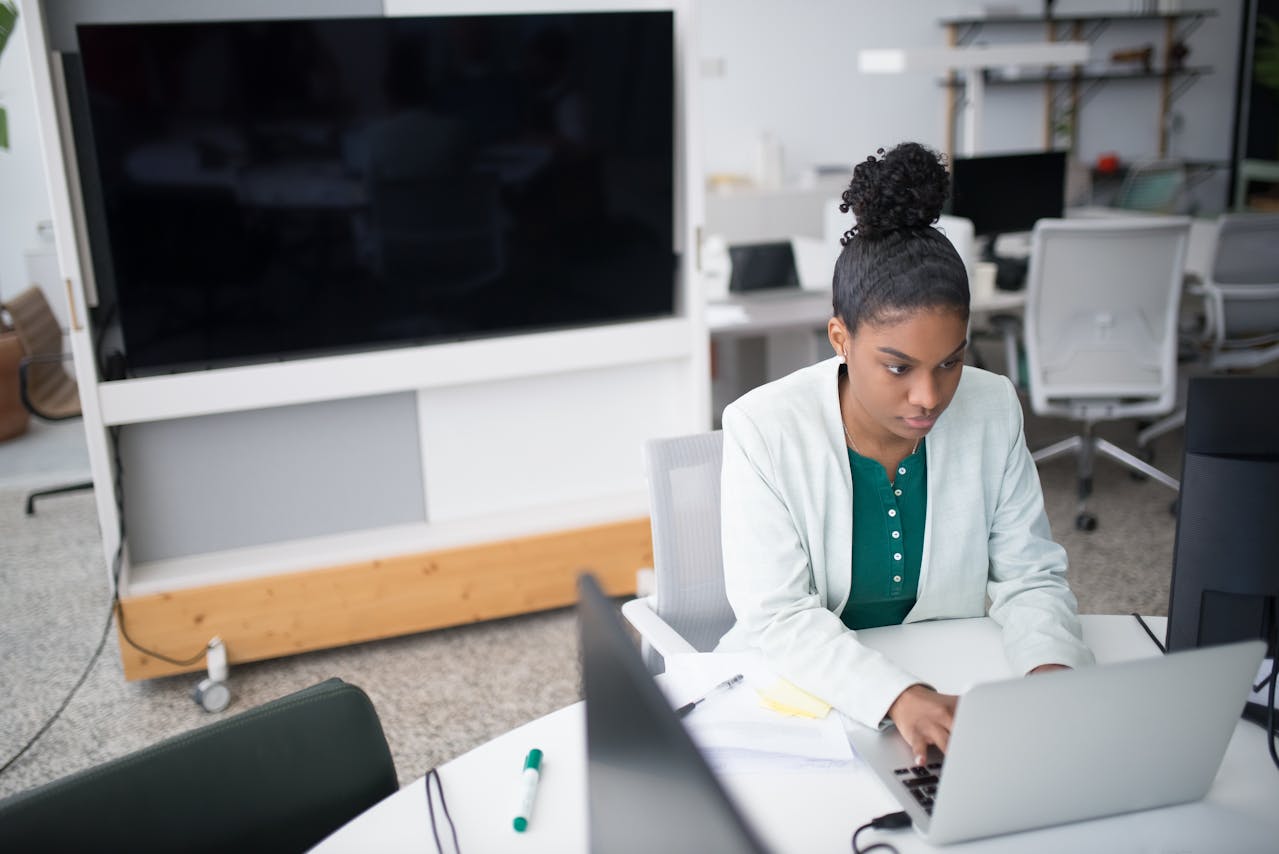 a women using a laptop
