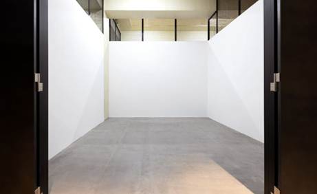 벽, 실내, 문, 바닥재이(가) 표시된 사진

자동 생성된 설명