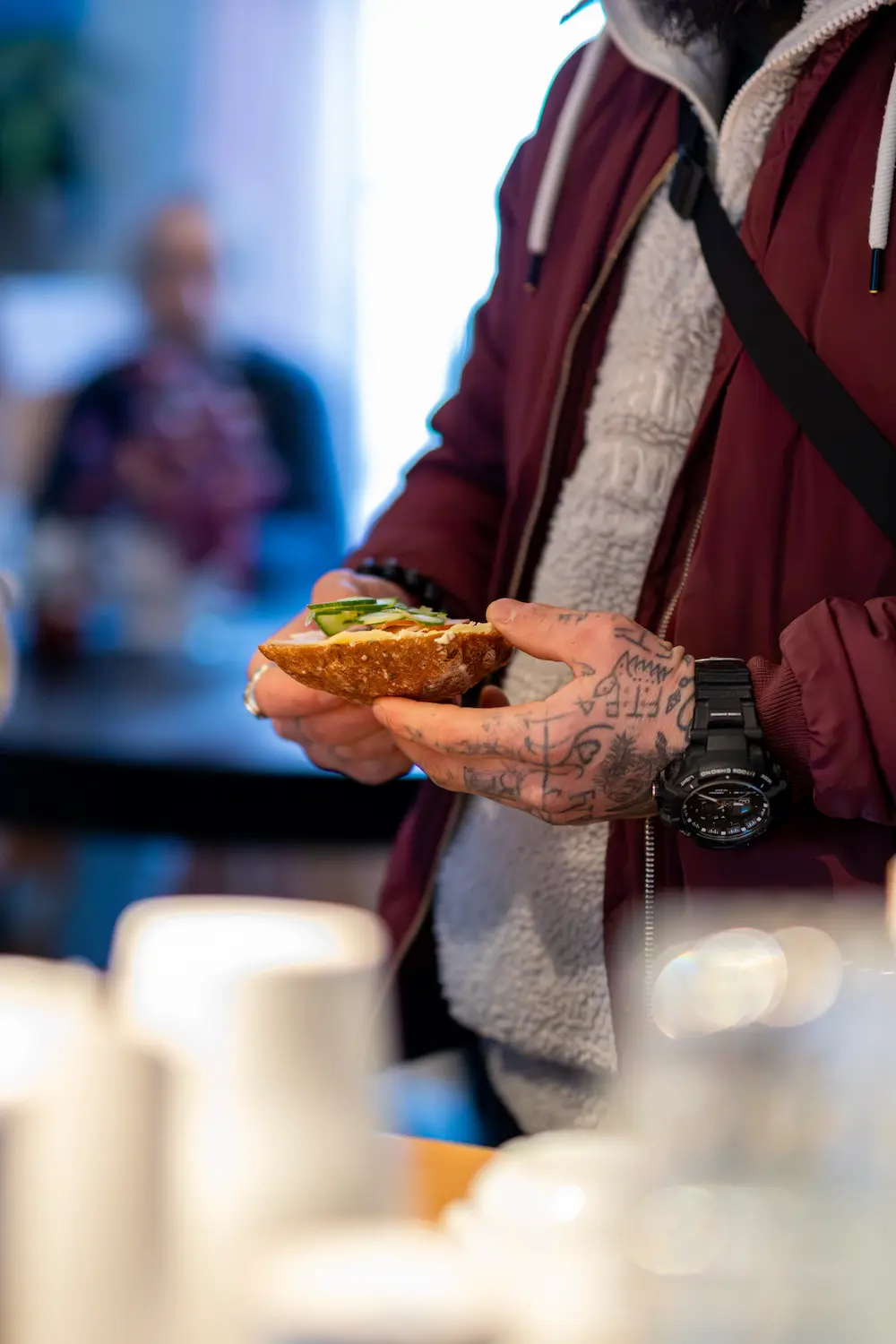 Smörgåsar och kaffe uppdukade för besökare hos Vinternatt.