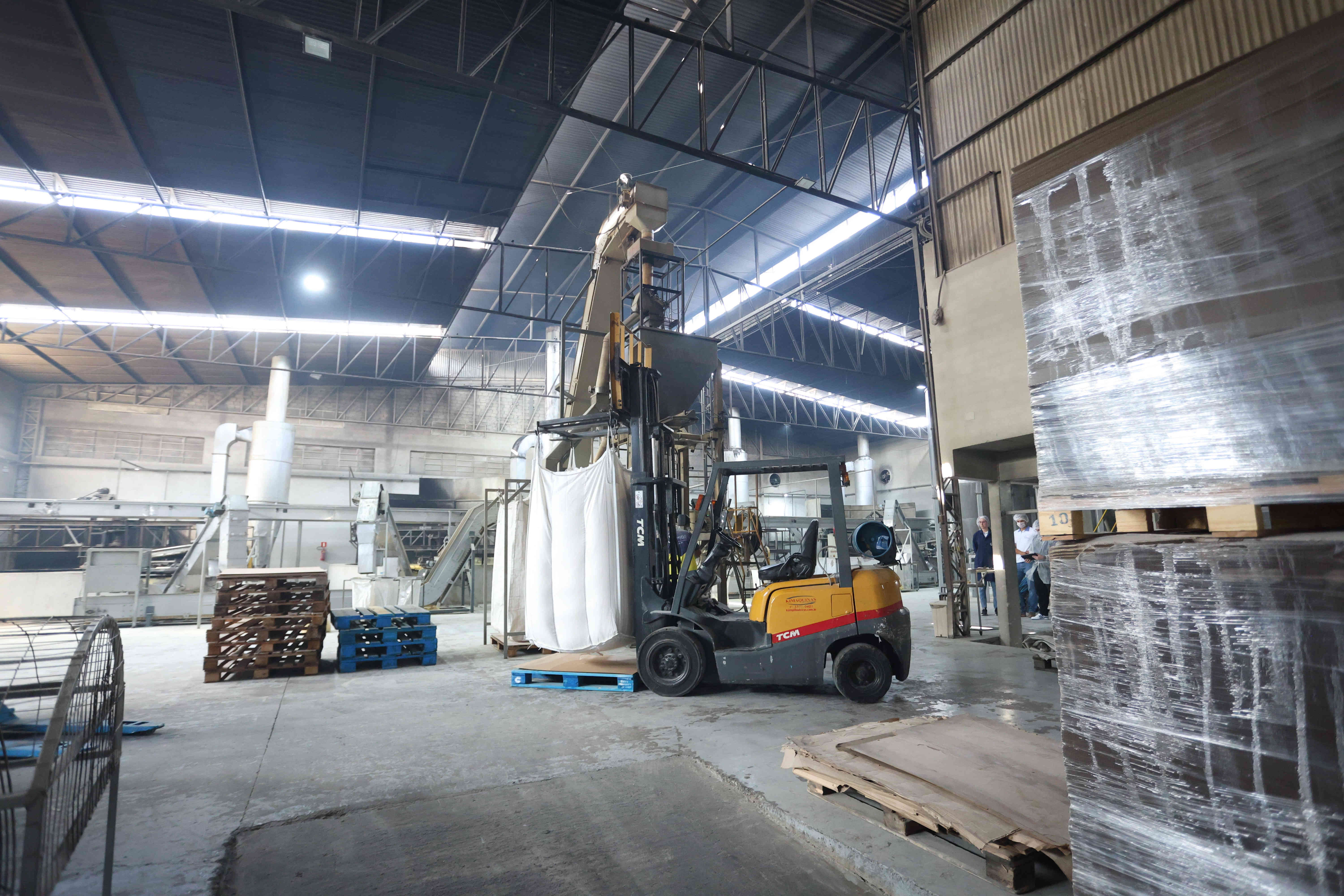 Empilhadeira movimentando Big Bag de farinha de milho no galpão logístico da CL Angelo