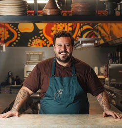 Cliente proprietário de restaurante satisfeito com o serviço Metha energia