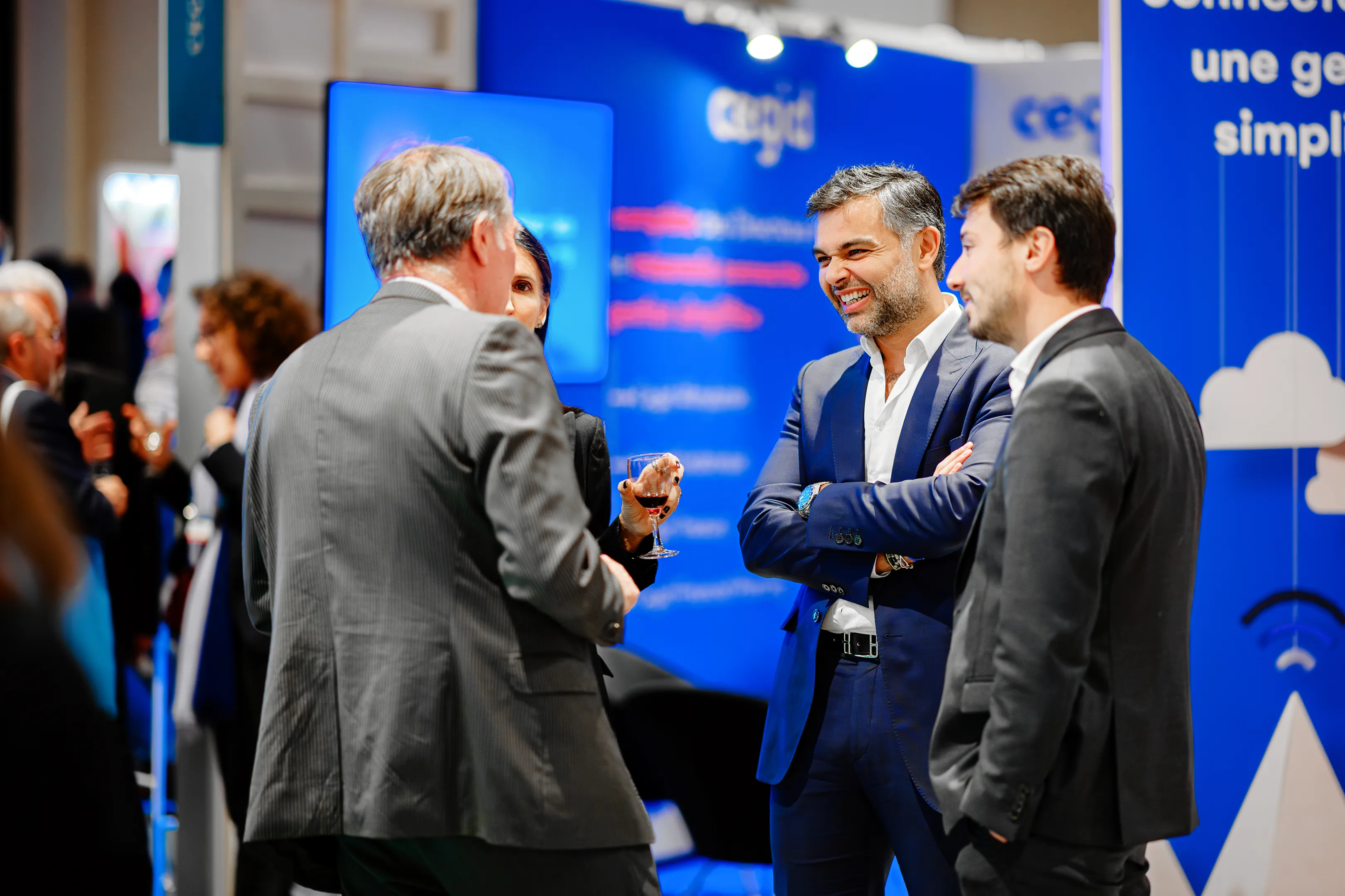 Échanges entre participants lors d’un salon professionnel à Paris – reportage photographe événementiel