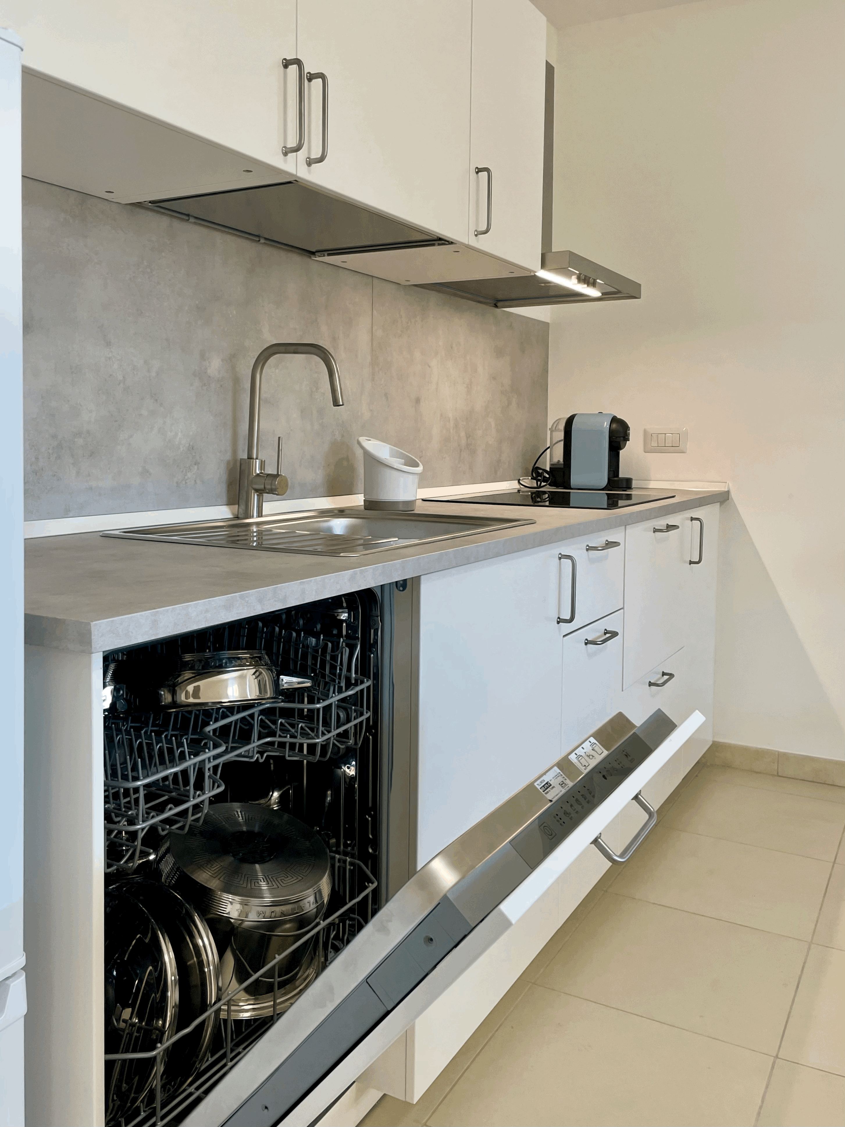 Cucina attrezzata del Trilocale Shardana Standard con piano a induzione