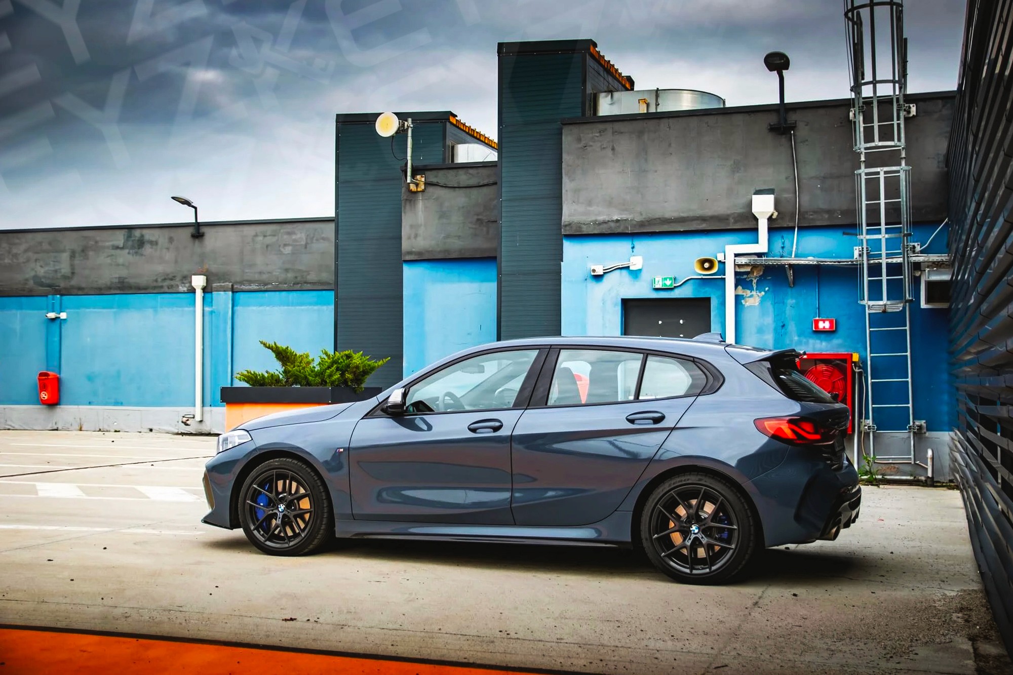 Vue extérieure profil BMW M135i xDrive Bleu – Location Sportive à Dubaï | Keyz Rent