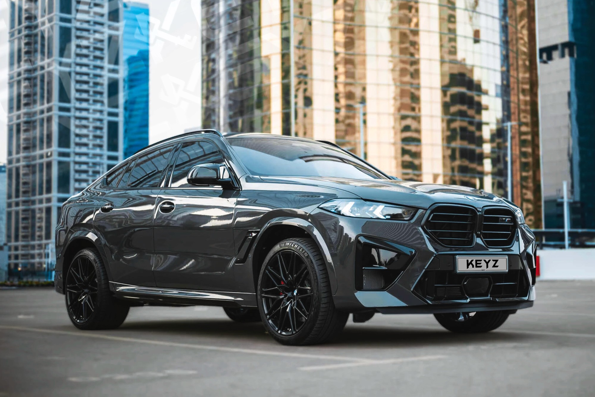 Vue extérieure BMW X6M Competition Gris – Location SUV à Dubaï | Keyz Rent