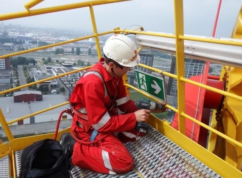 Monteur van Blomsma op een installatie hoog boven de haven