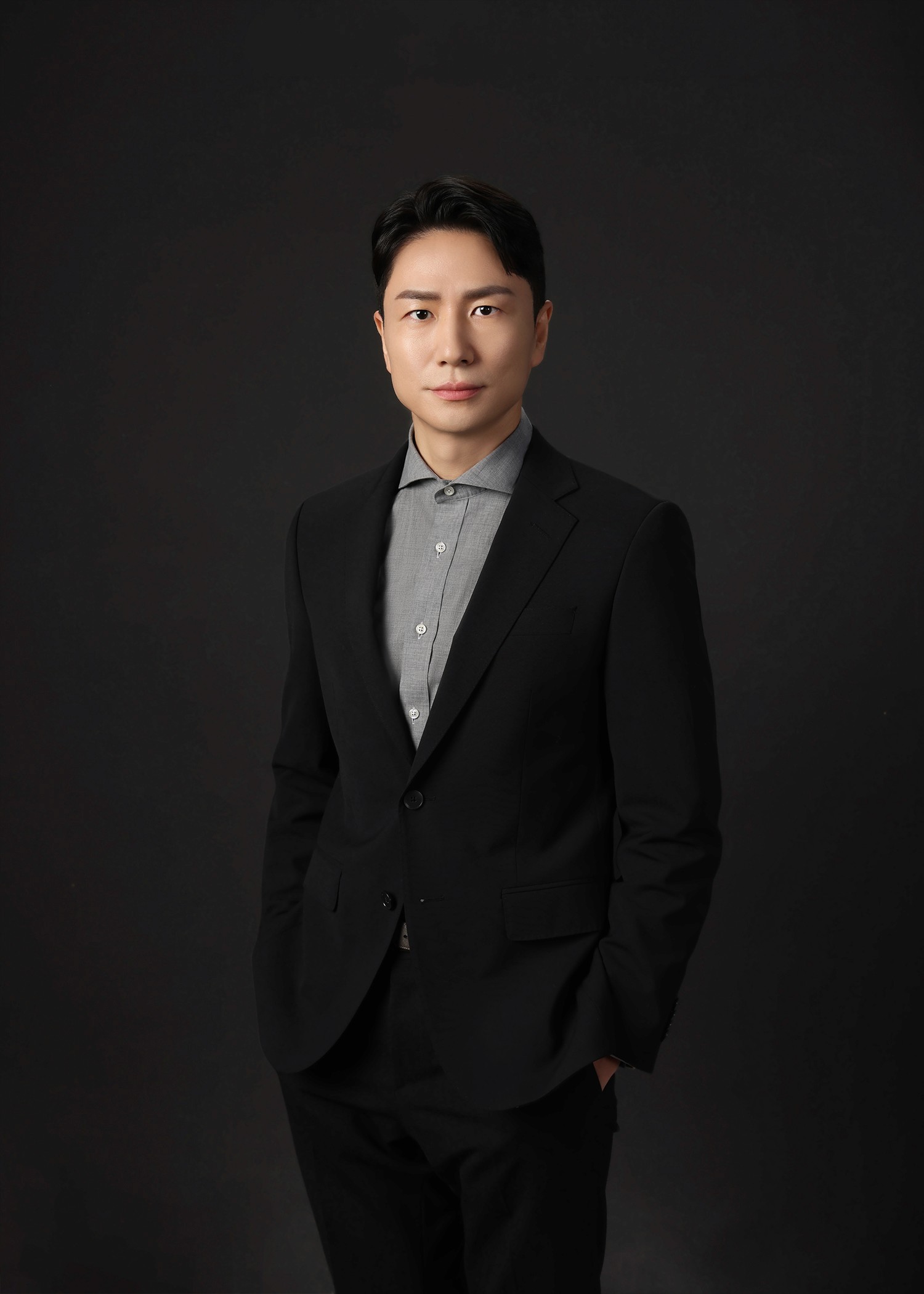 Amelia photographing