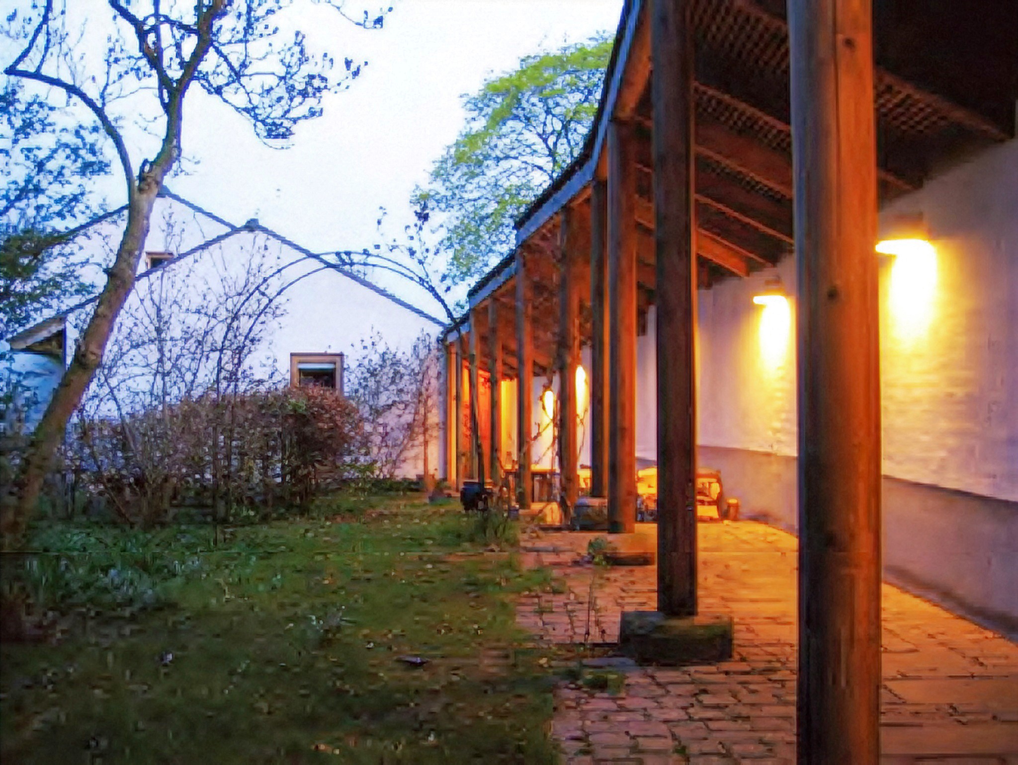 18本の柱からなるアネックスへの回廊