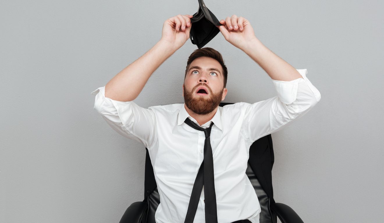 Imagem mostra homem no aperto financeiro