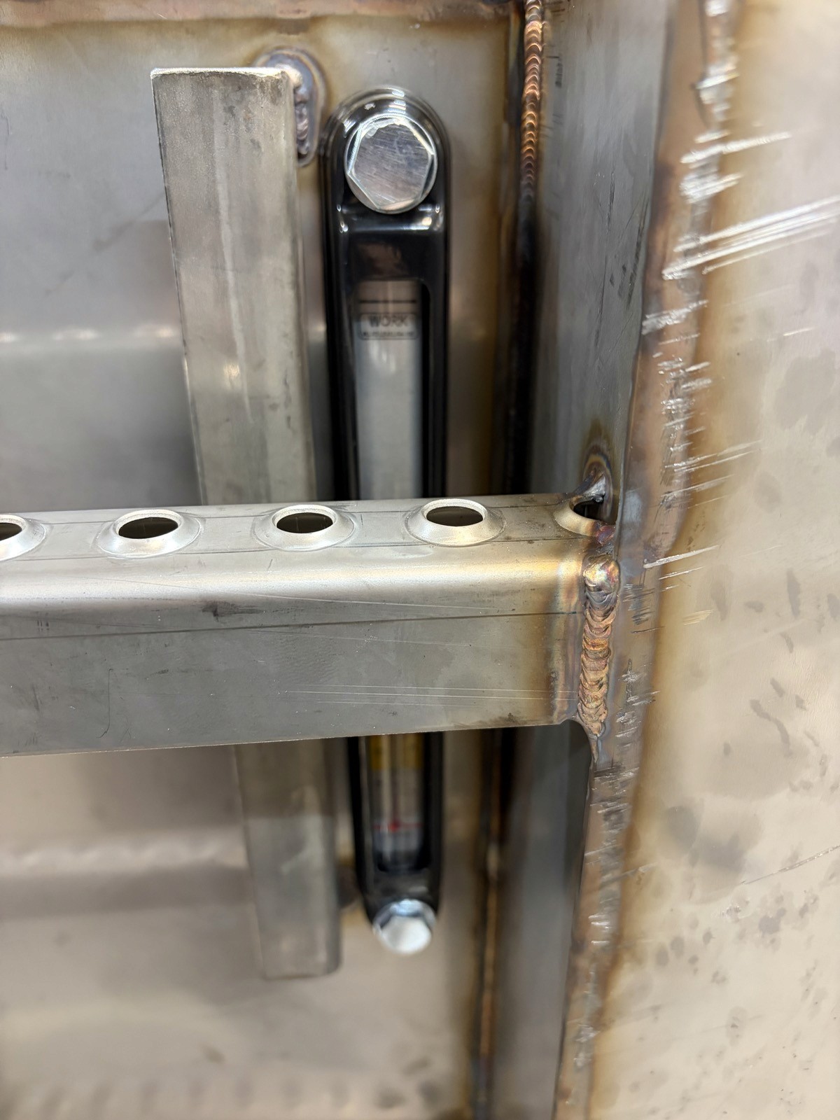 Nerezová nádrž na olej na autojeřáb