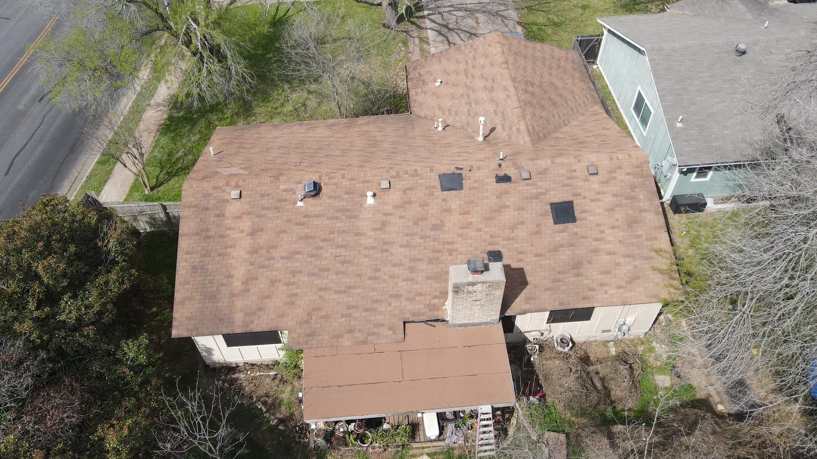 Before replacement: earlier roofing on the same home.