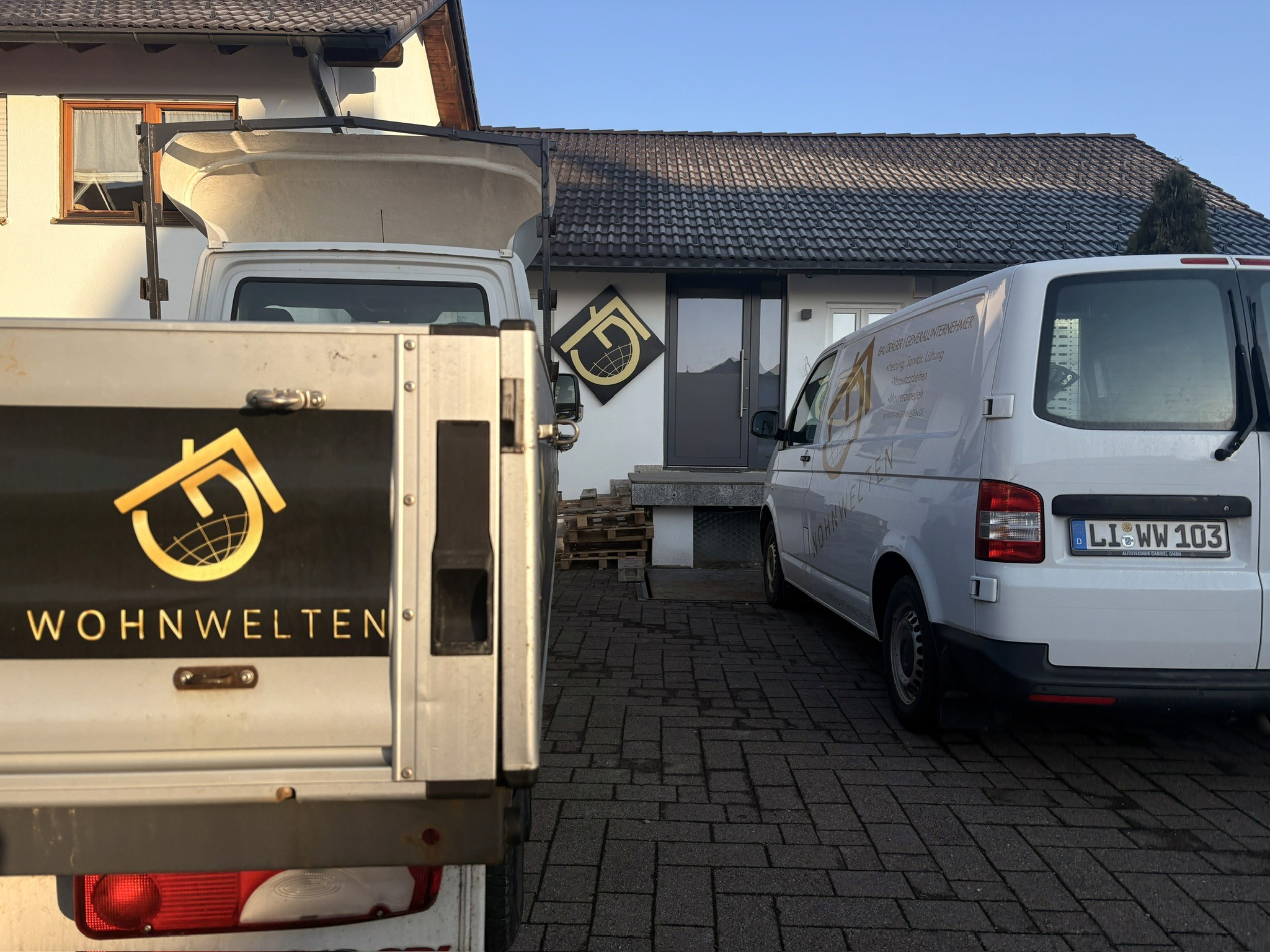 Modernes Wohnhaus als Hintergrund der Kontaktseite von FG Wohnwelten