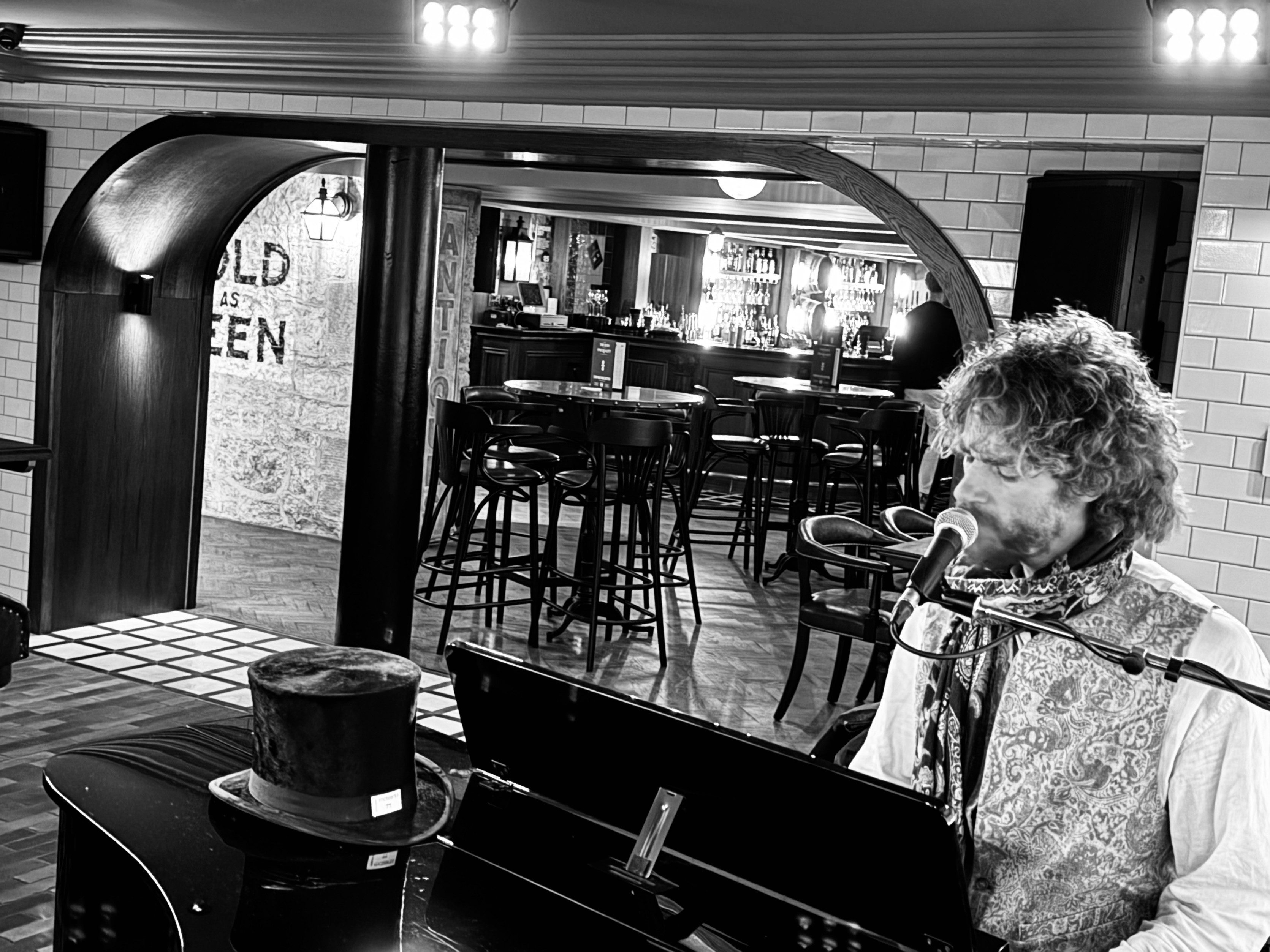 Live music photograph supplied by B/SIDE Marketing