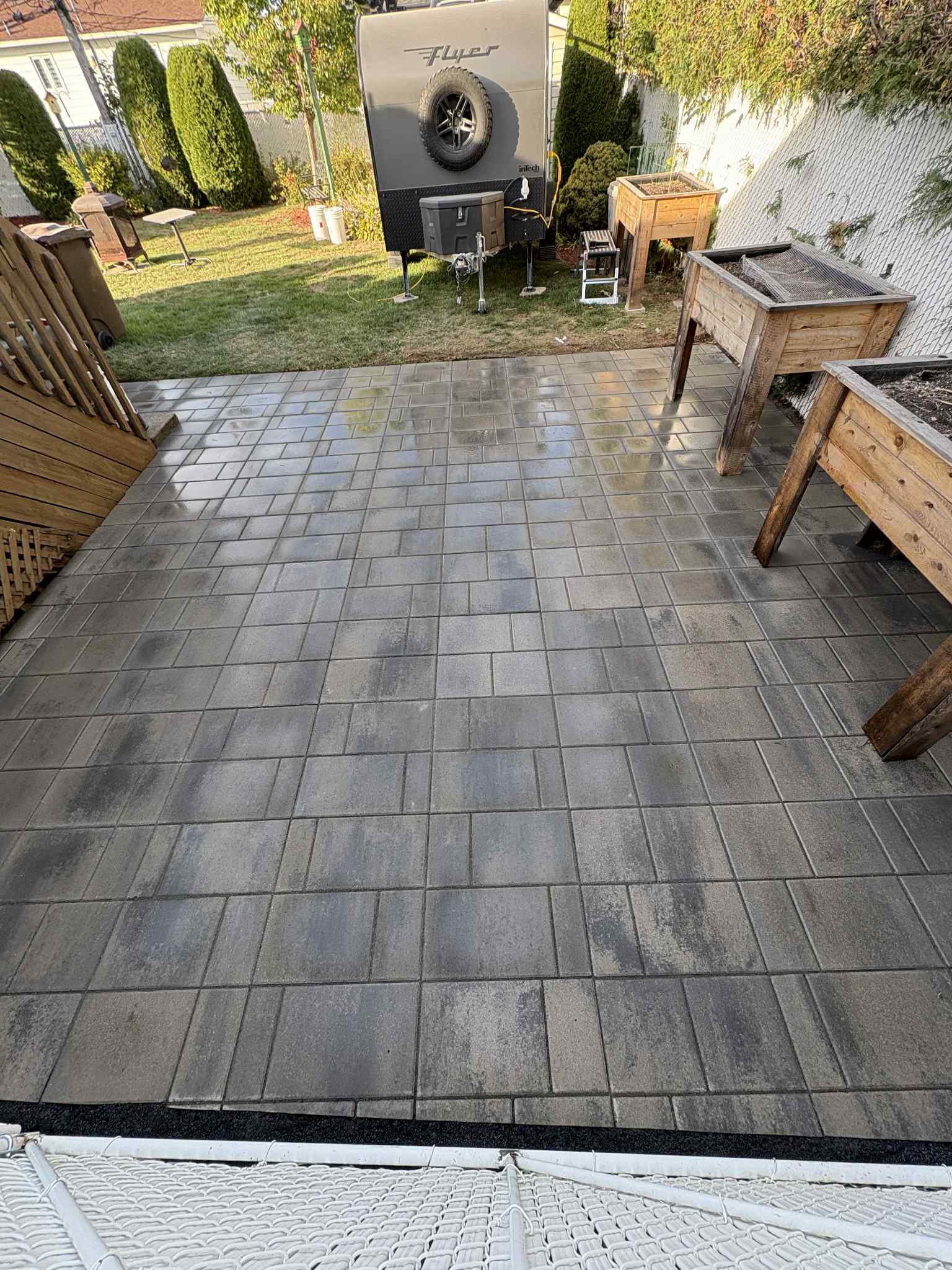 Terrain résidentiel avec pelouse fraîchement tondue par Pelouse Men Paysagement, sous un ciel bleu clair.