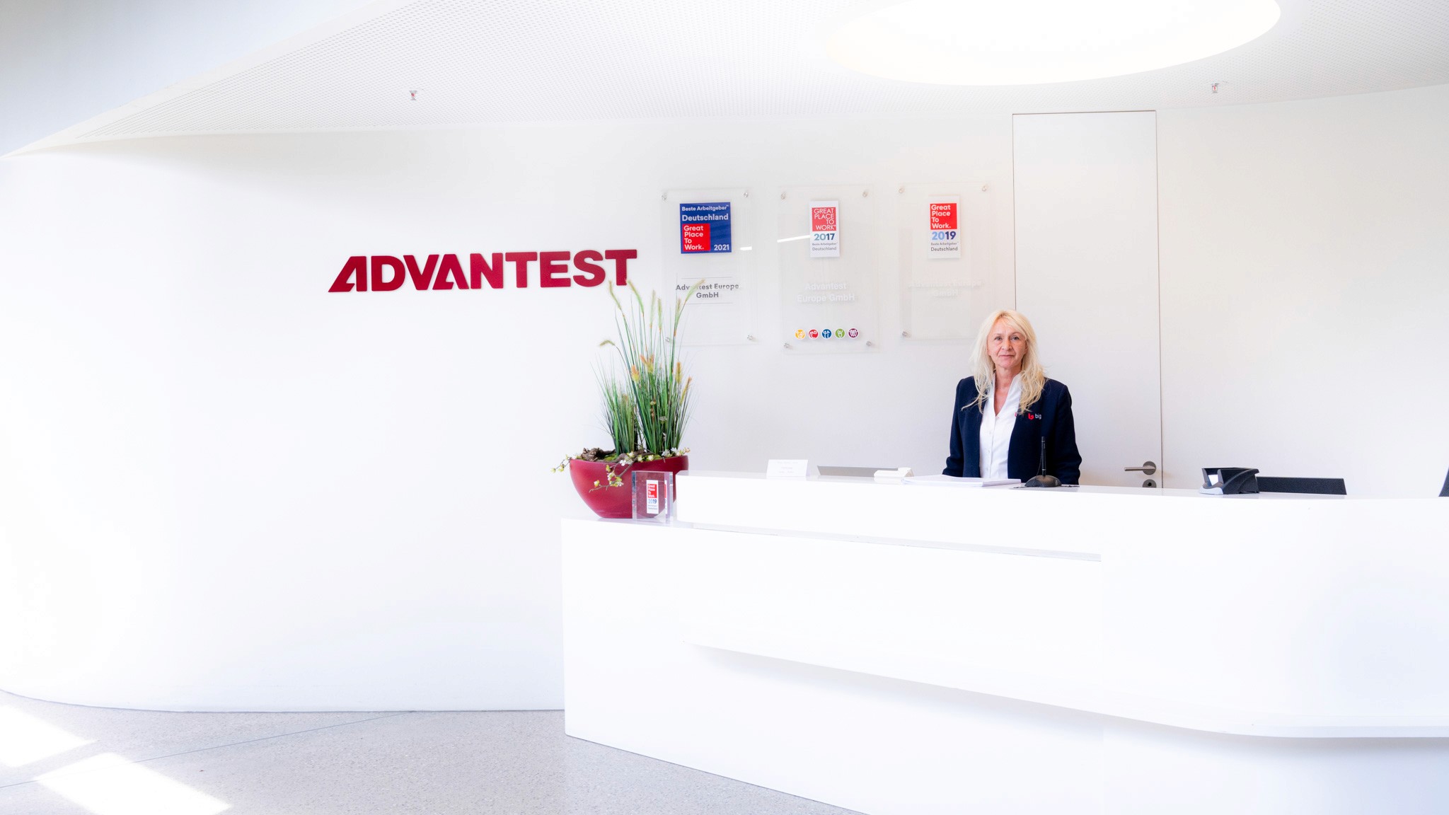 Recepția Advantest Germania cu personal și logo-ul companiei