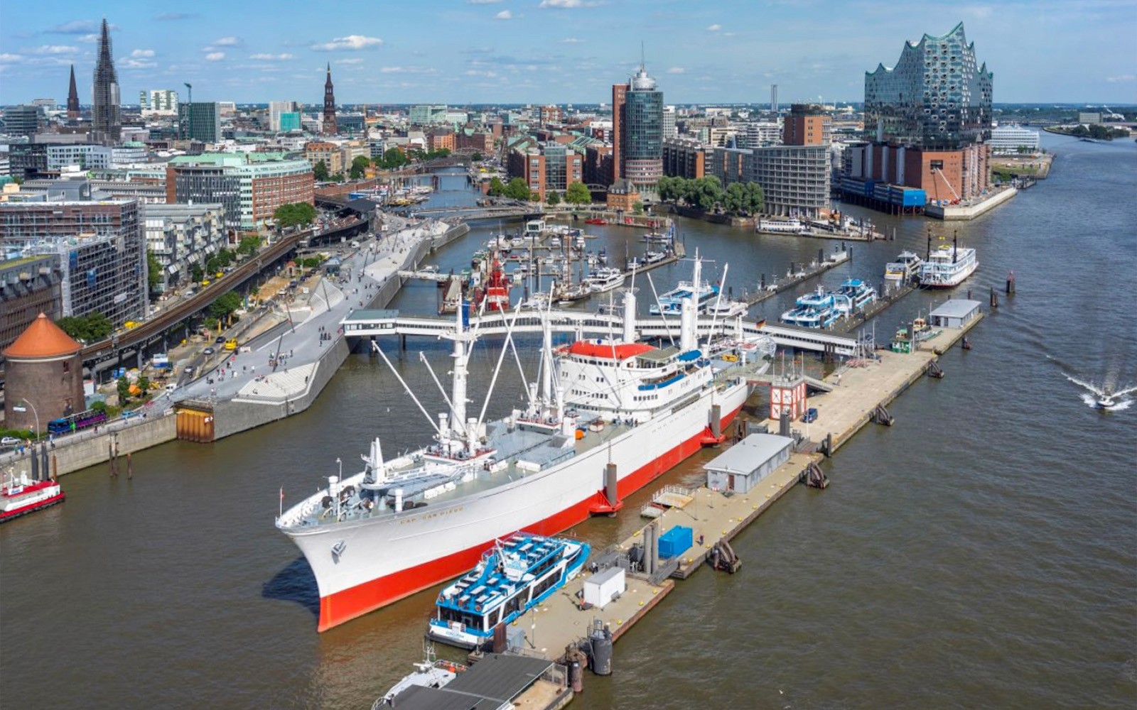 Hafenblick in Hamburg mit der Elbphilharmonie und dem Schiff Cap San Diego, der die Attraktionen der Stadt präsentiert.